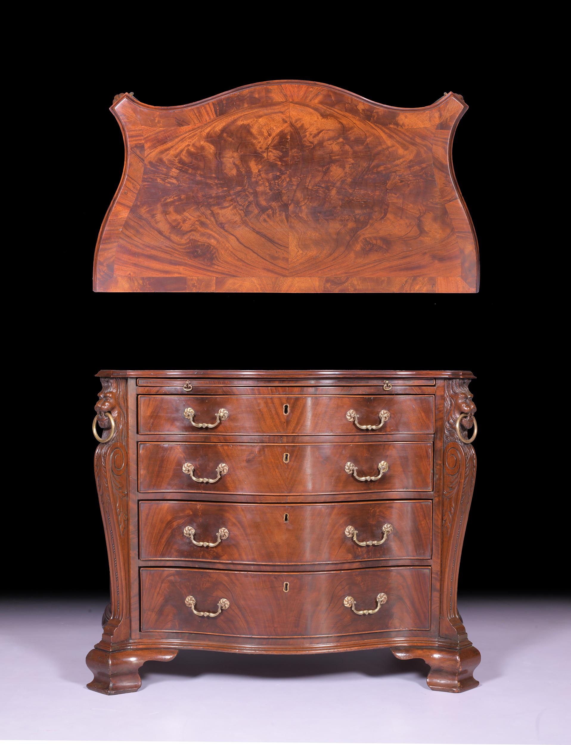 Inglese Commode / Cassapanca a serpentina in mogano stile Giorgio II del XIX secolo in vendita