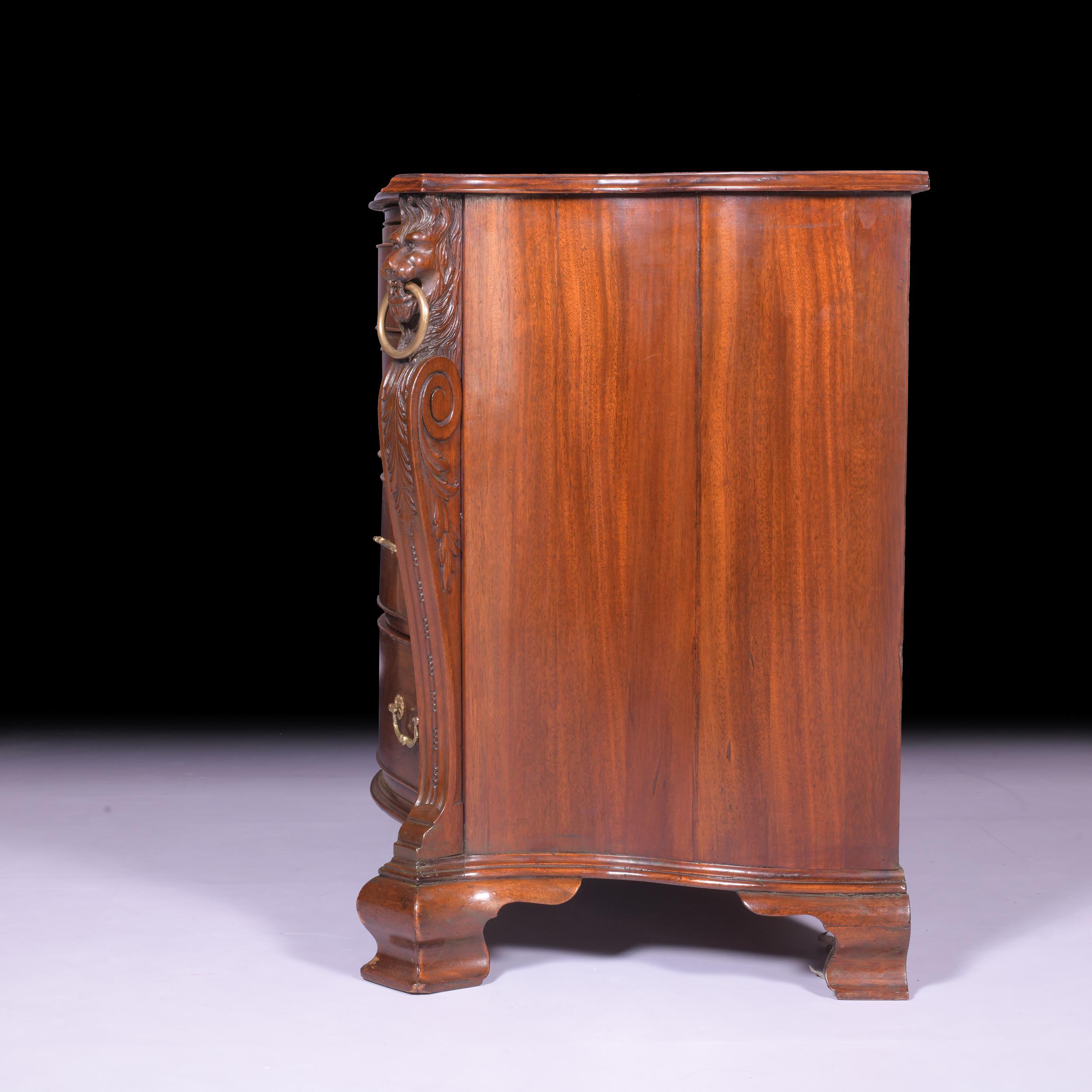 Mogano Commode / Cassapanca a serpentina in mogano stile Giorgio II del XIX secolo in vendita