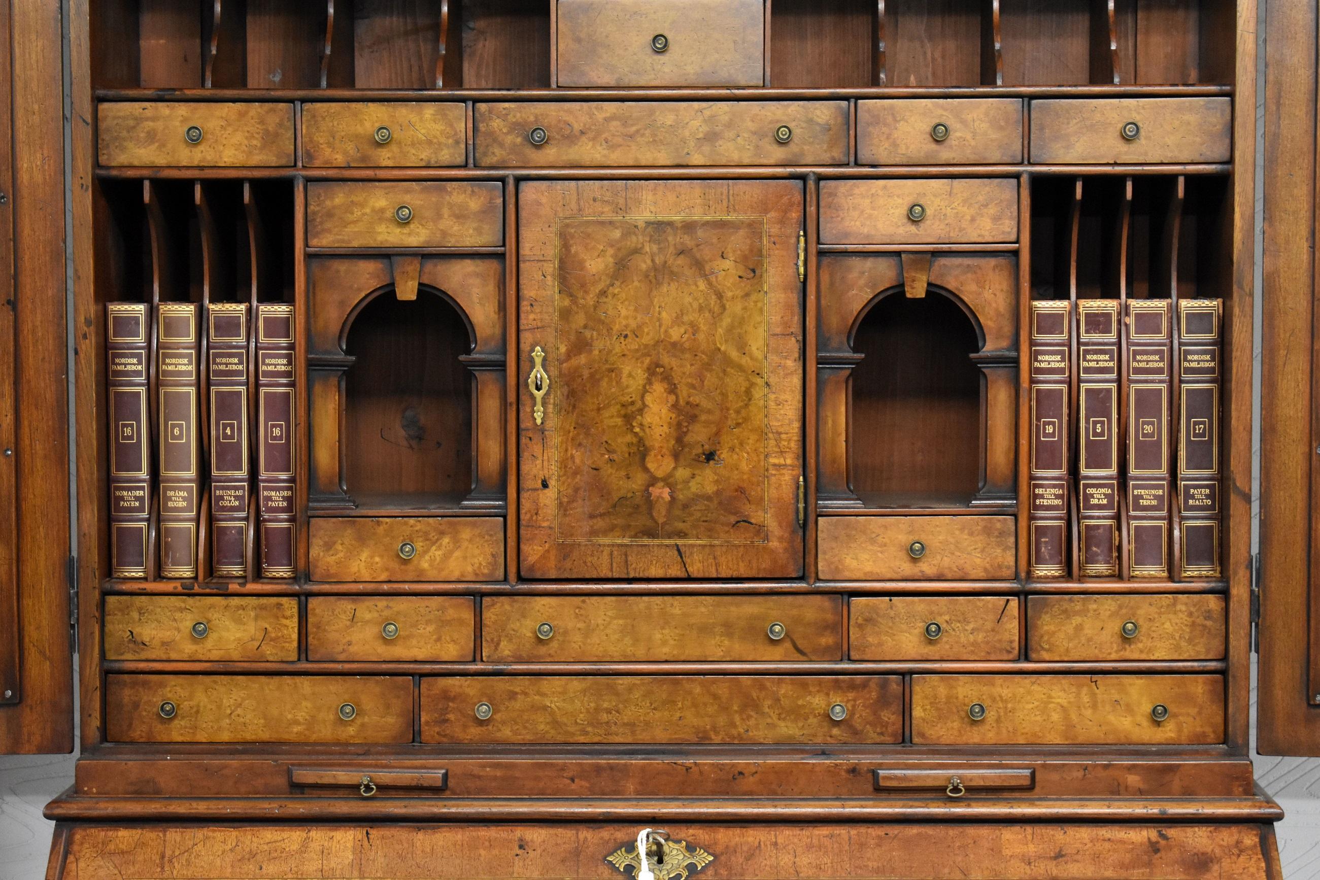 19th Century English George III Burr Walnut Bureau Bookcase In Good Condition For Sale In Chelmsford, Essex