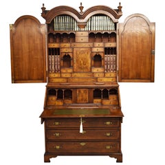 Bibliothèque-bureau George III en ronce de noyer du XIXe siècle