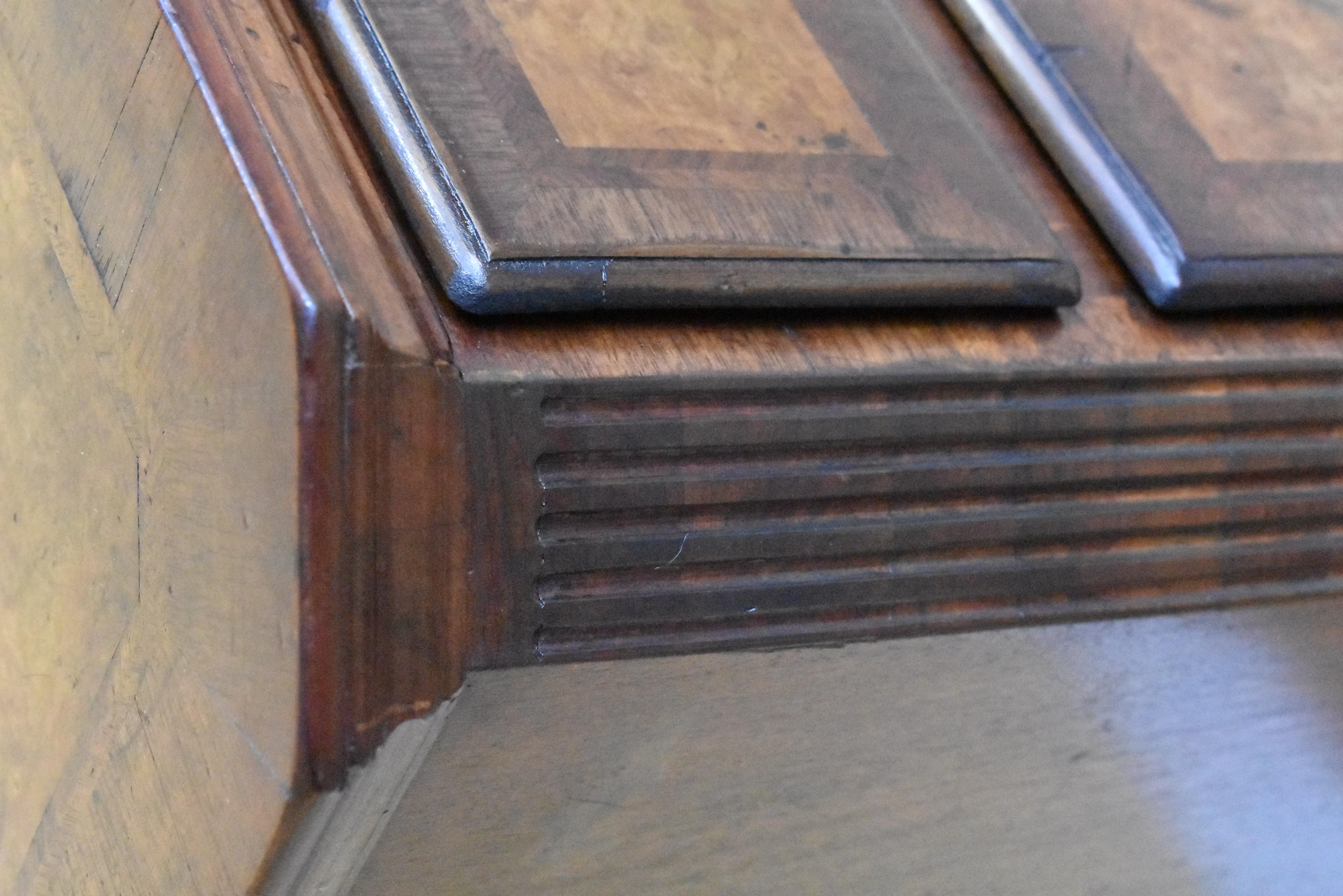 Cassettiera in radica di noce di Giorgio III del XIX secolo in vendita 4