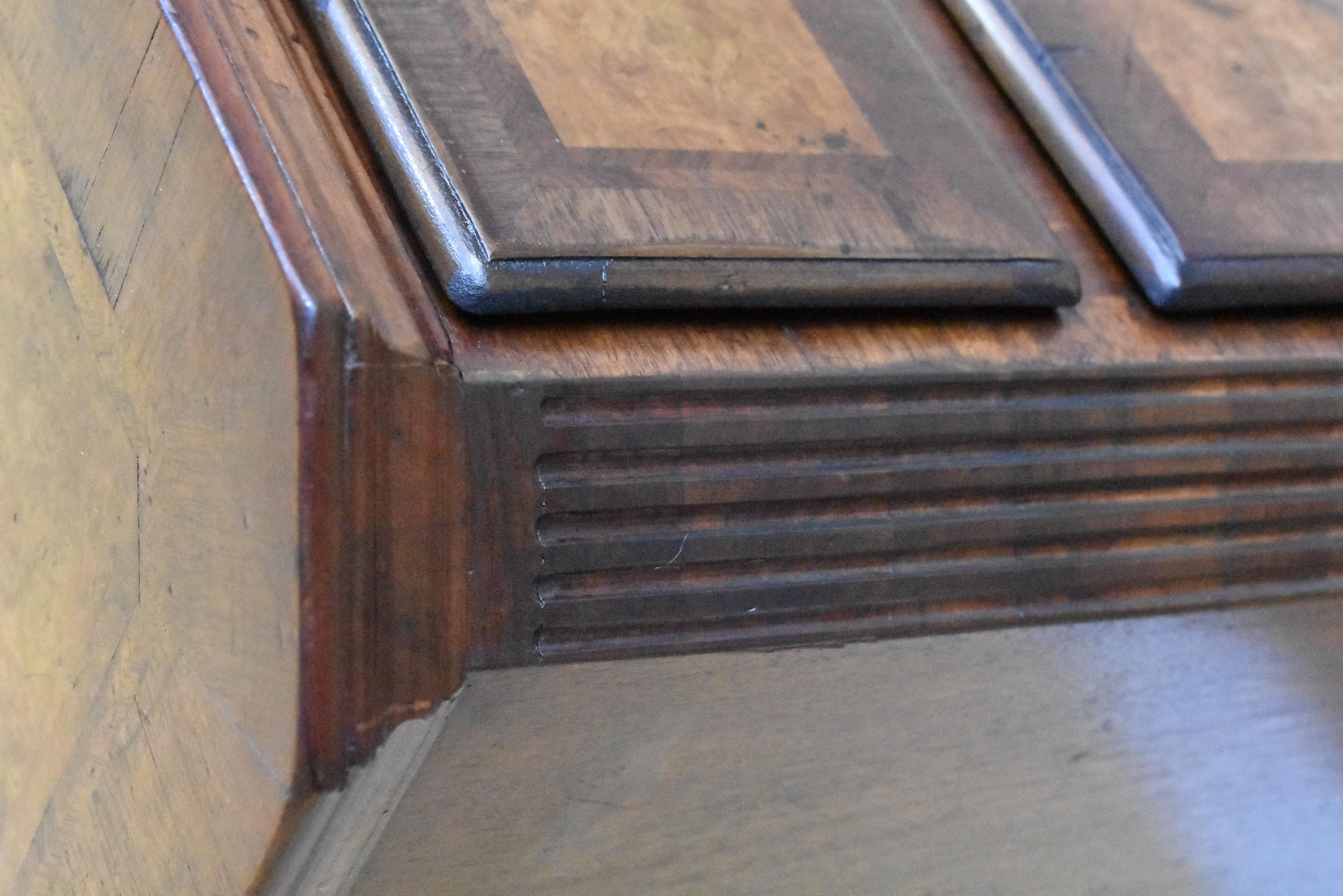 19th Century English George III Burr Walnut Chest of Drawers For Sale 6