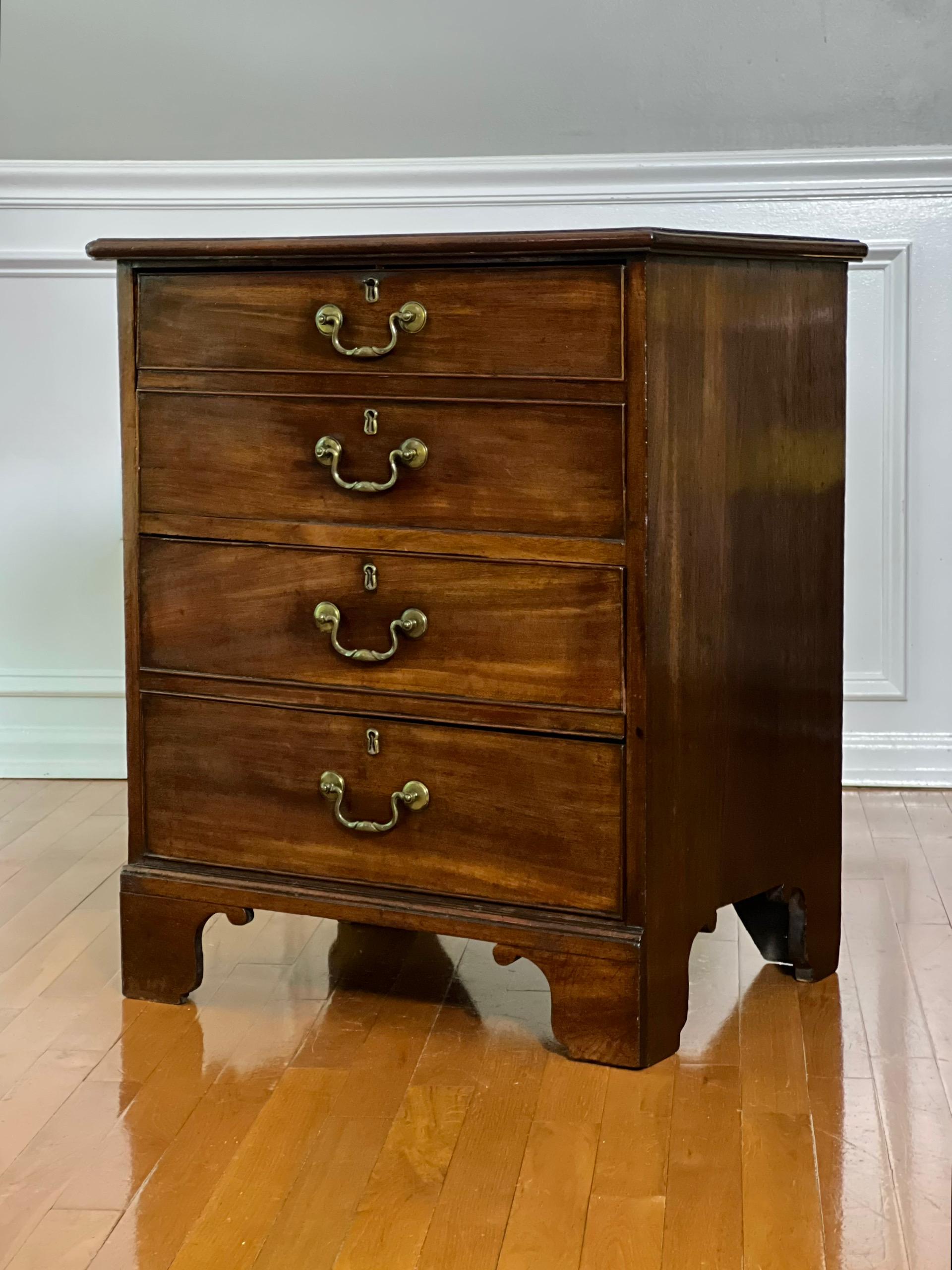 19th Century English George III Mahagany Drop-Front Chest en vente 4