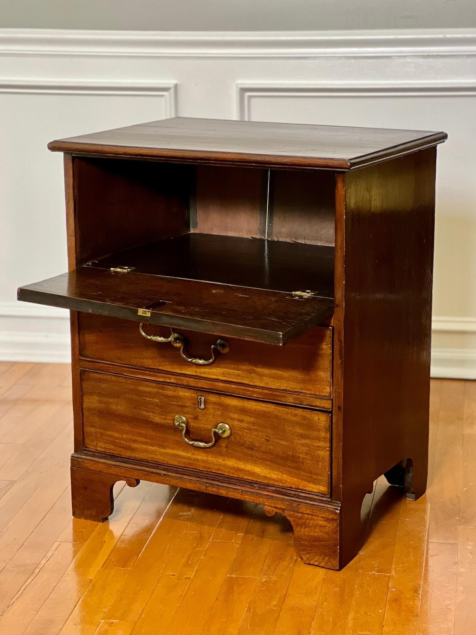 Anglais 19th Century English George III Mahagany Drop-Front Chest en vente
