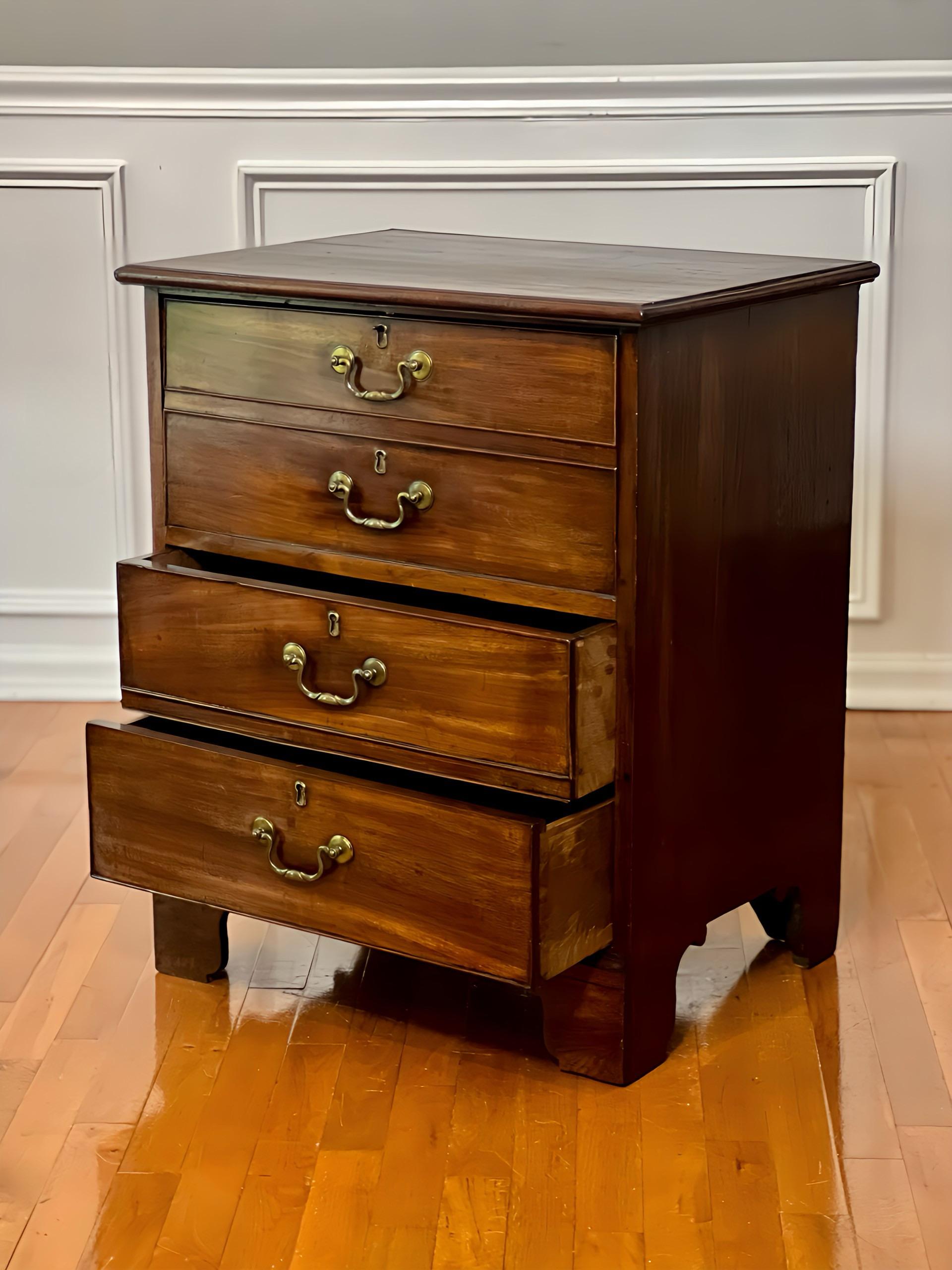 Fait main 19th Century English George III Mahagany Drop-Front Chest en vente