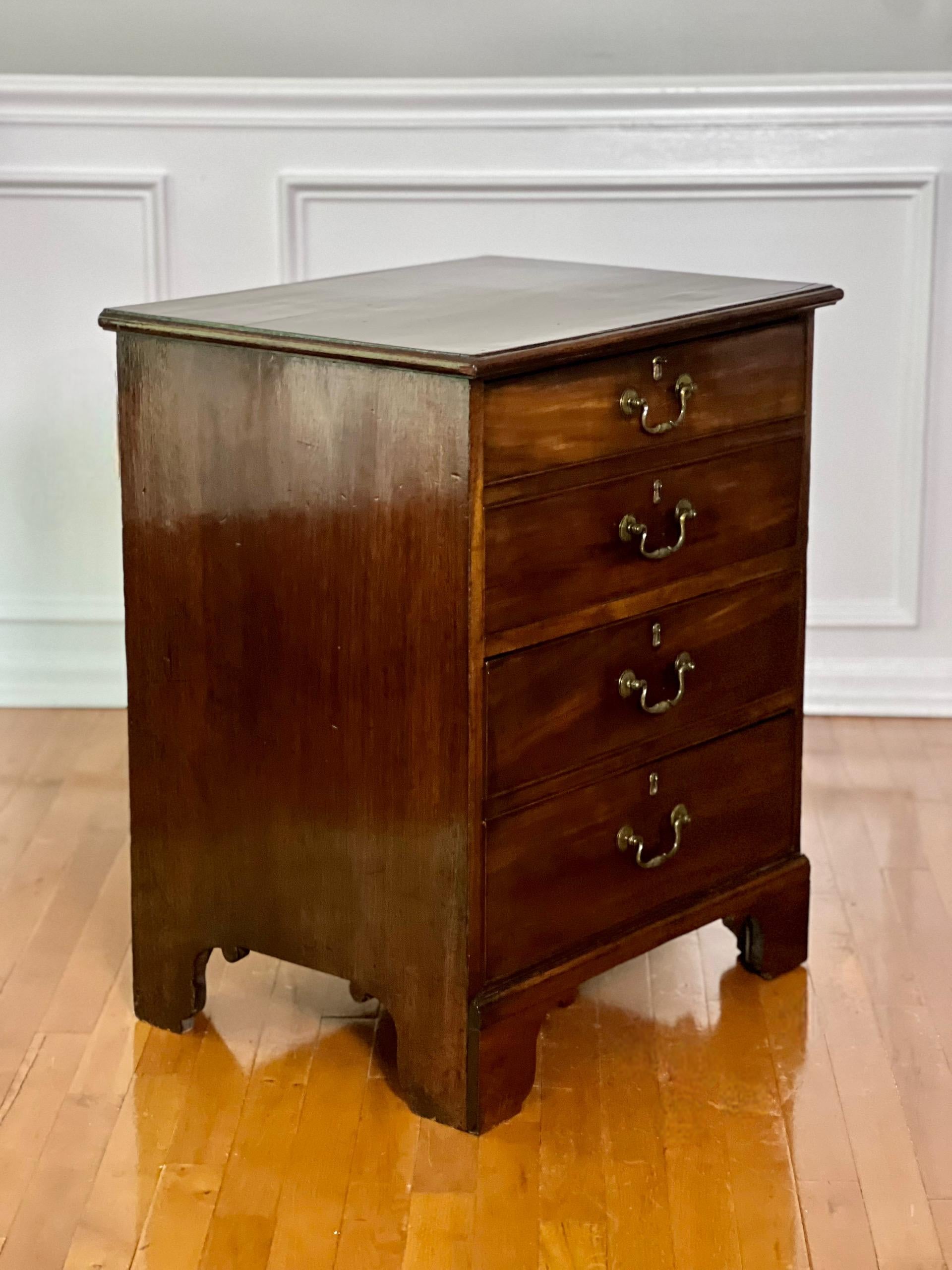 19th Century English George III Mahagany Drop-Front Chest Bon état - En vente à Doylestown, PA