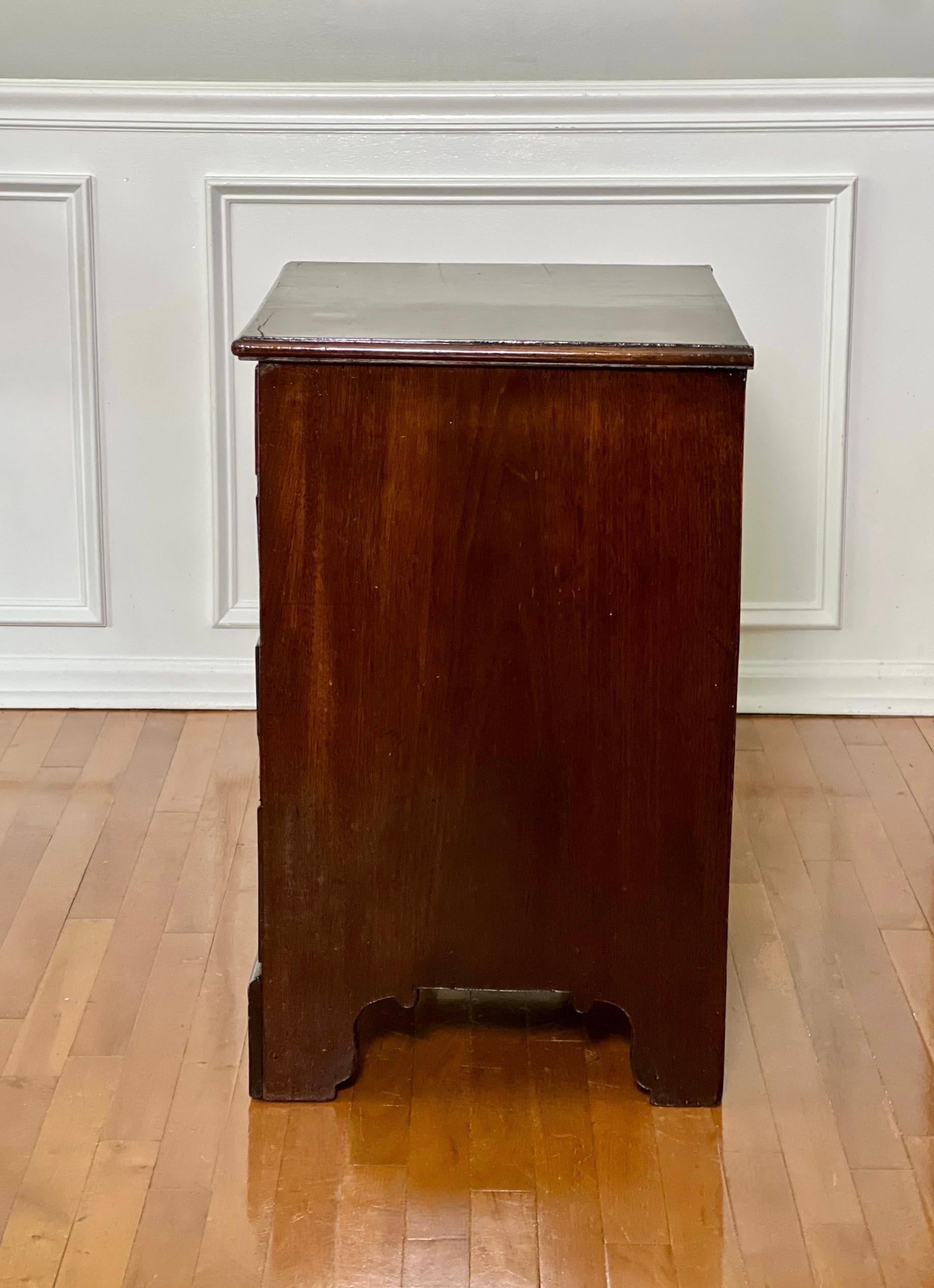 XIXe siècle 19th Century English George III Mahagany Drop-Front Chest en vente