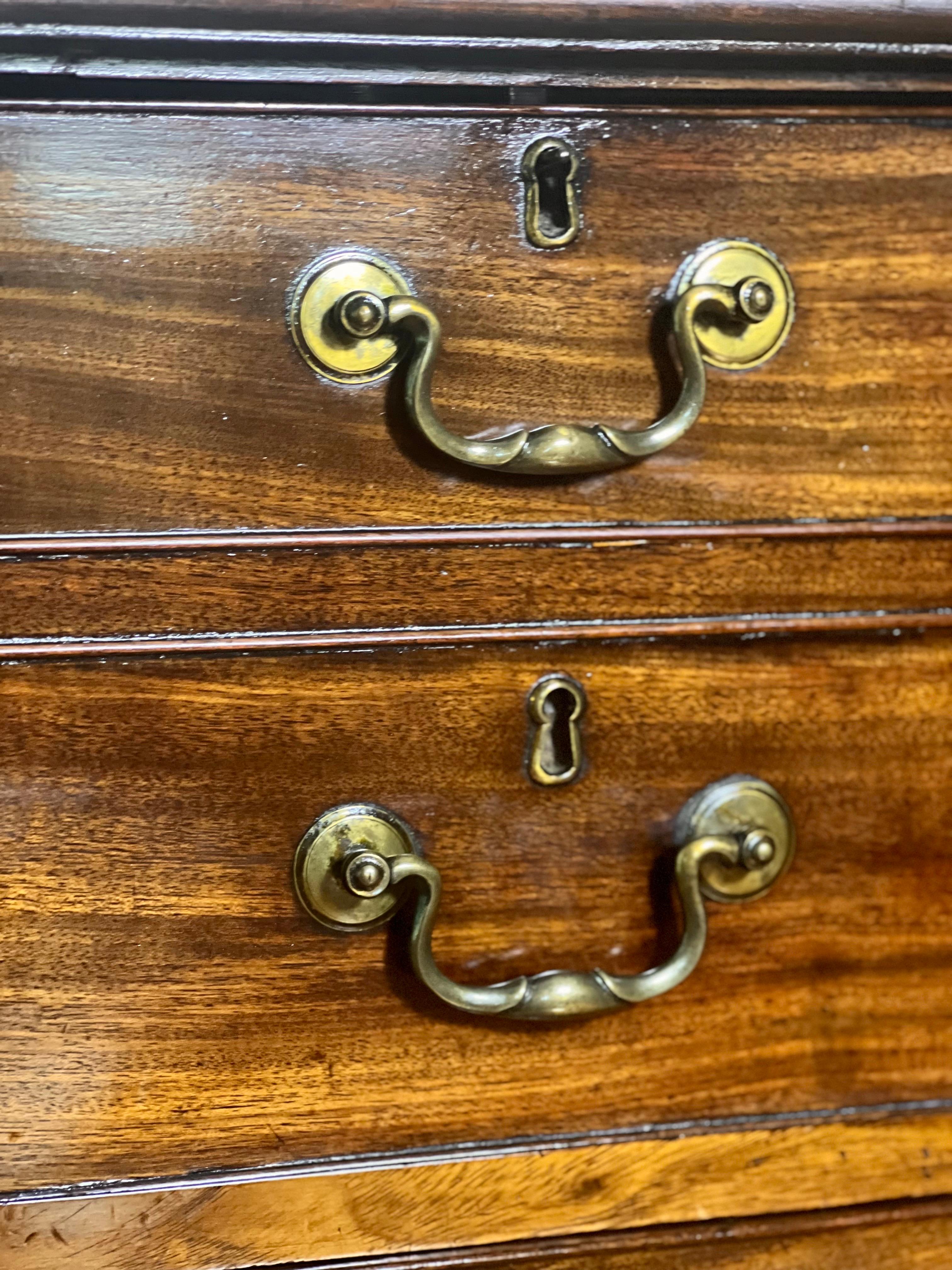 19th Century English George III Mahagany Drop-Front Chest en vente 1