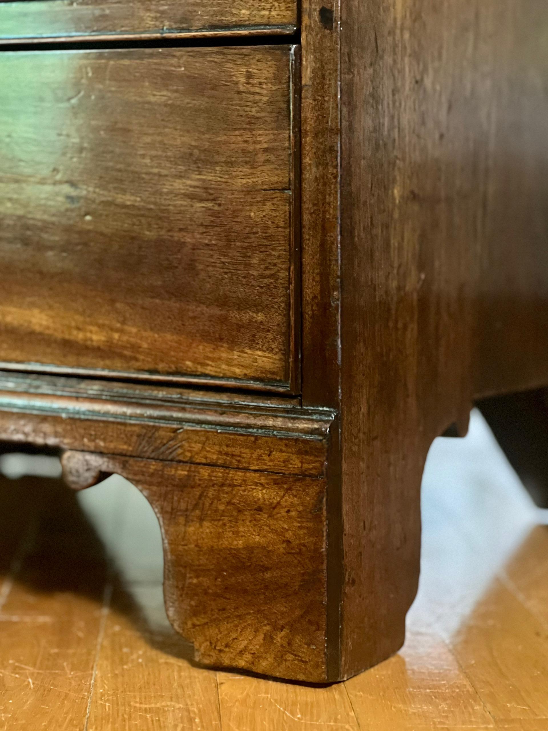 19th Century English George III Mahagany Drop-Front Chest en vente 2
