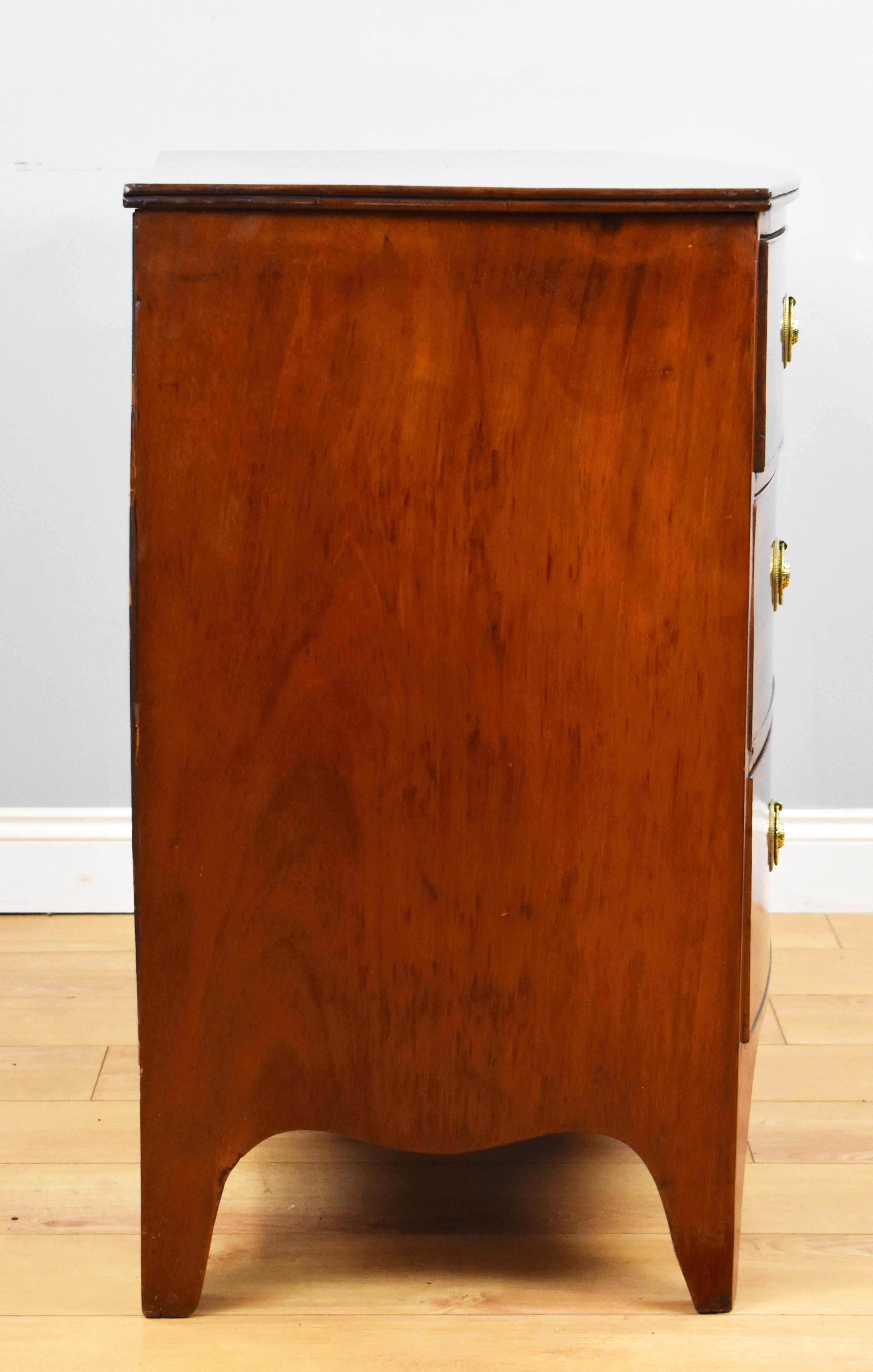19th Century English George III Mahogany Bow Front Chest of Drawers In Good Condition In Chelmsford, Essex