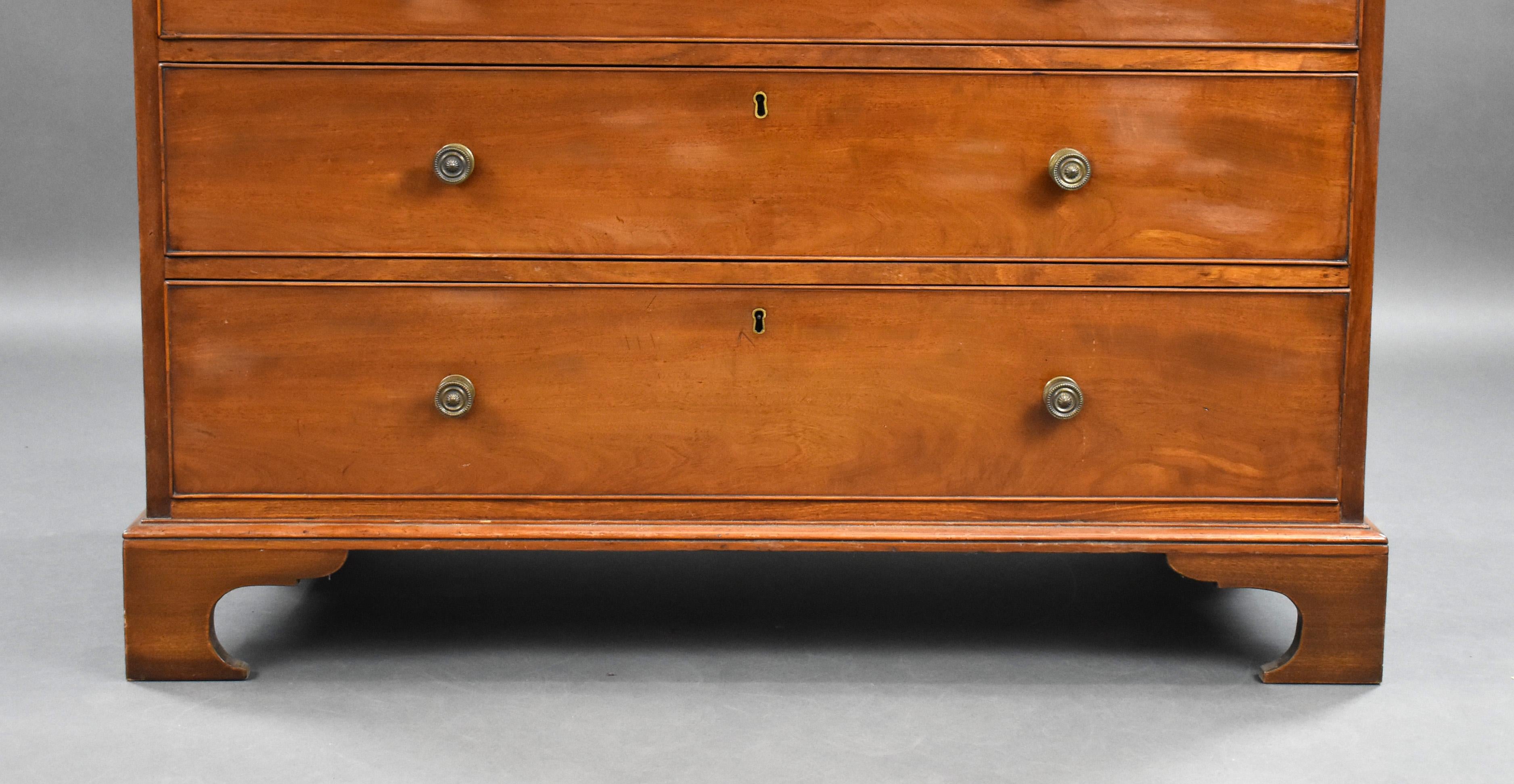 Acajou Commode à tiroirs en acajou George III du 19e siècle en vente