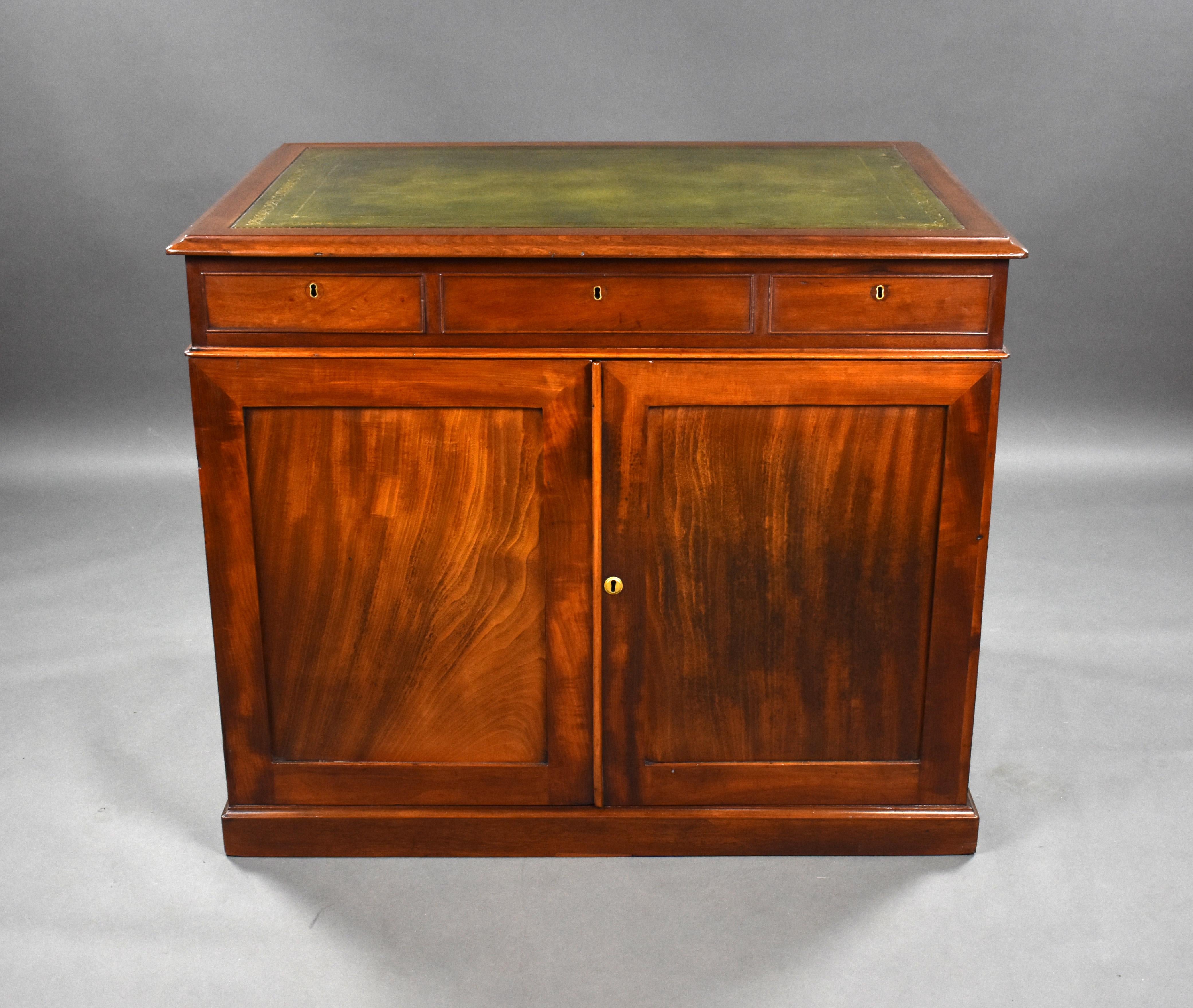 19th Century English George III Mahogany Kneehole Desk Stamped Gillows For Sale 6