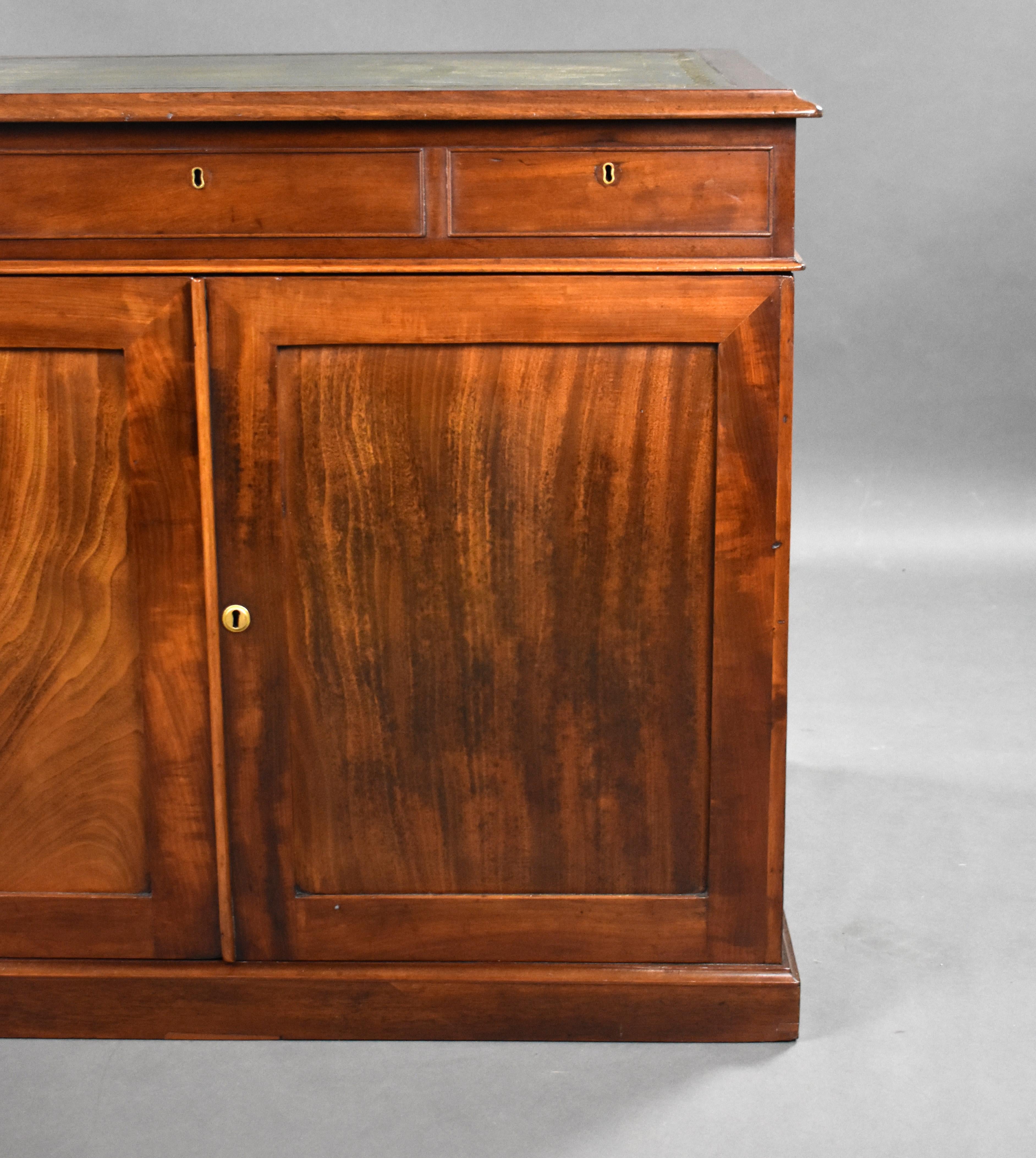 19th Century English George III Mahogany Kneehole Desk Stamped Gillows For Sale 7