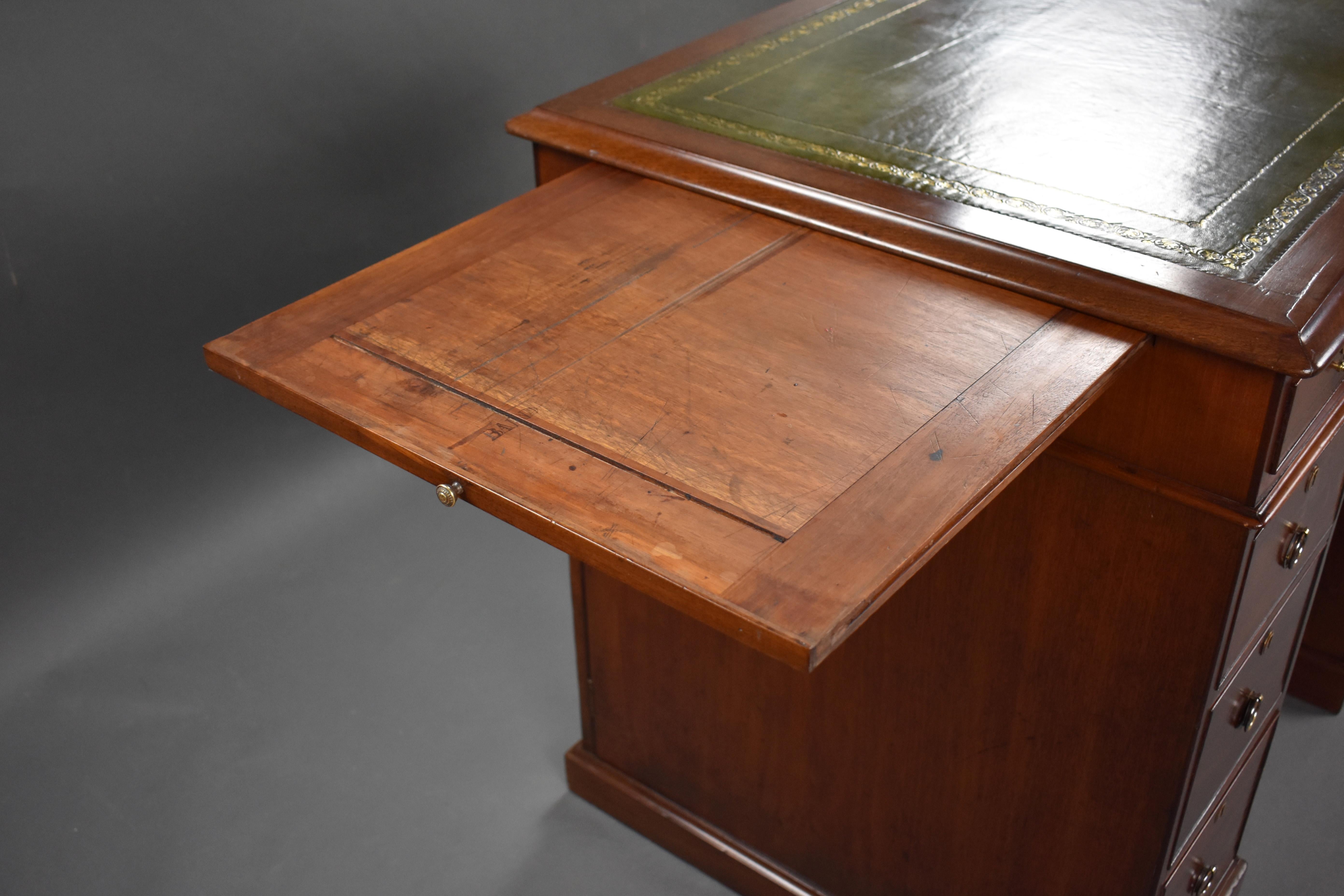 Englischer George III. Mahagoni-Knieloch-Schreibtisch aus dem 19. Jahrhundert, gestempelte Gillows im Angebot 9