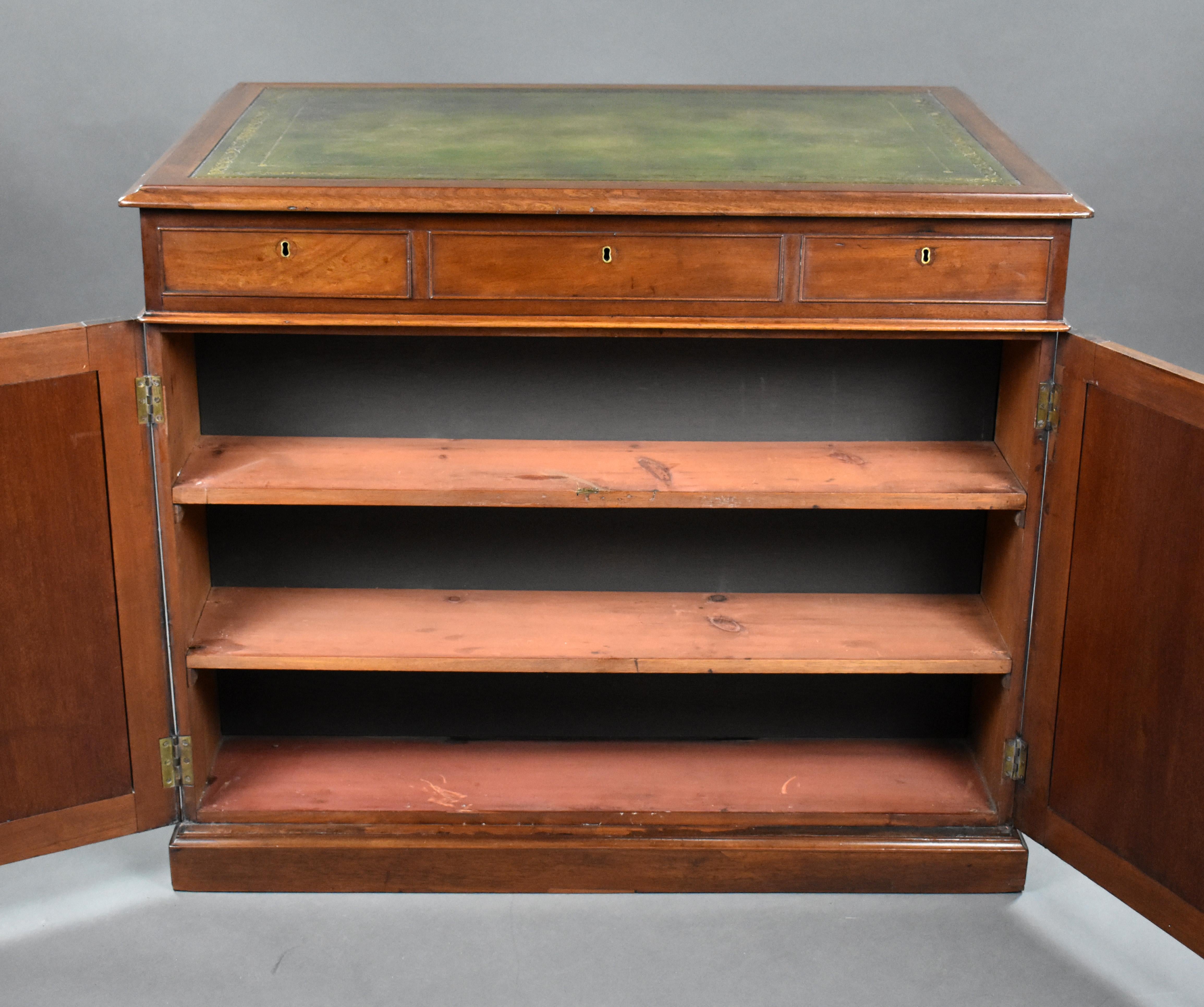 19th Century English George III Mahogany Kneehole Desk Stamped Gillows For Sale 9