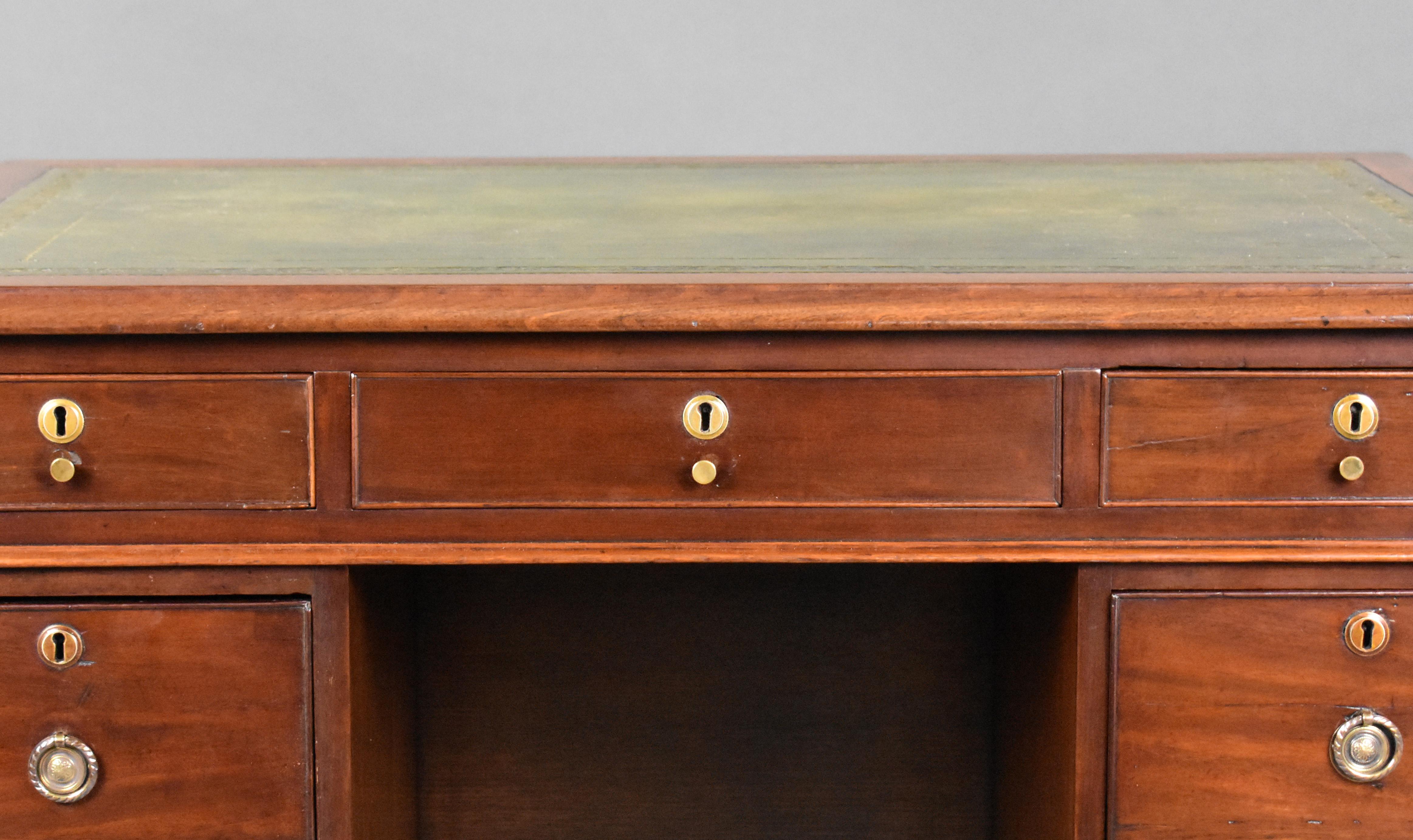 19th Century English George III Mahogany Kneehole Desk Stamped Gillows In Good Condition For Sale In Chelmsford, Essex
