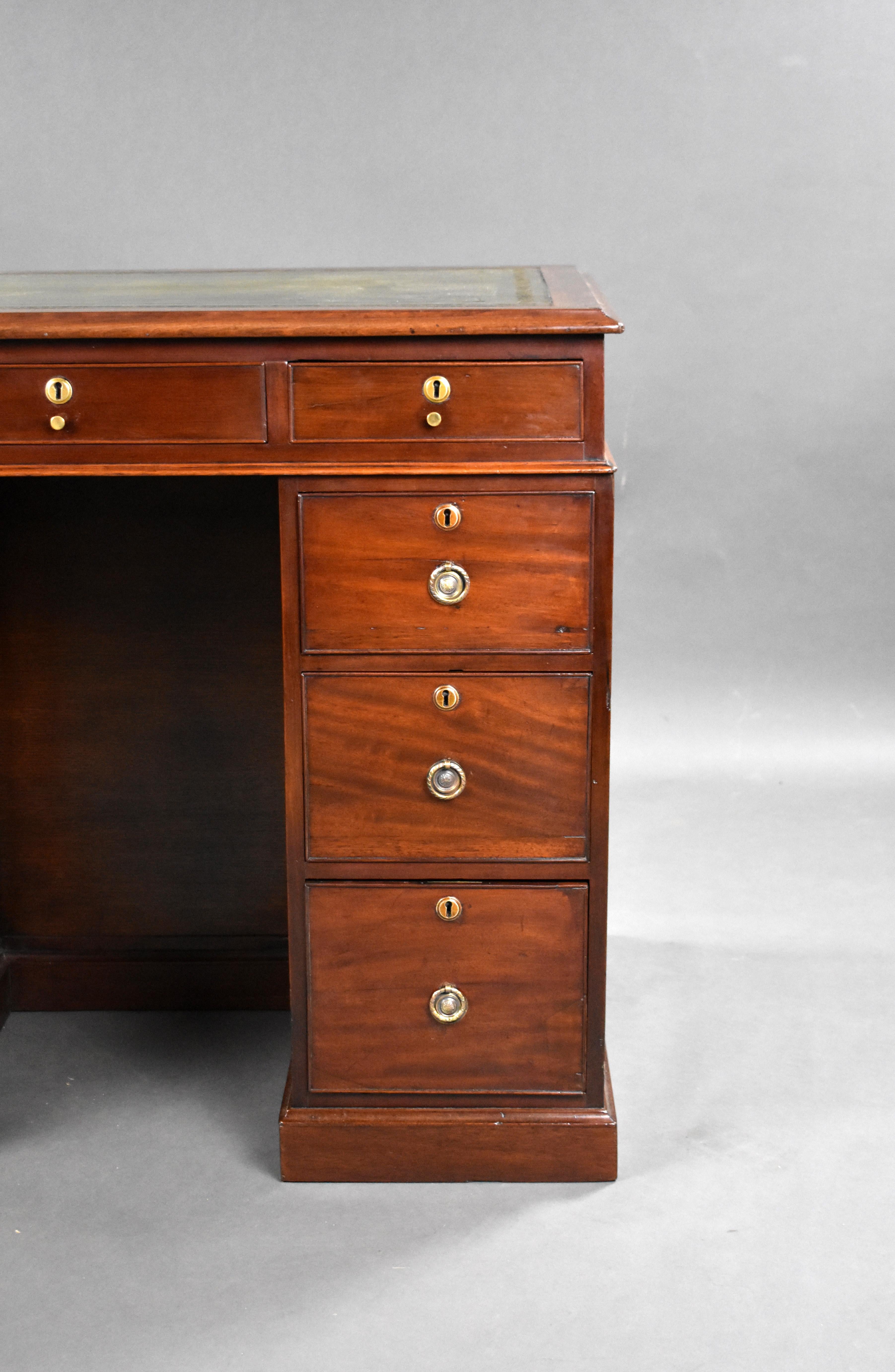 19th Century English George III Mahogany Kneehole Desk Stamped Gillows For Sale 1