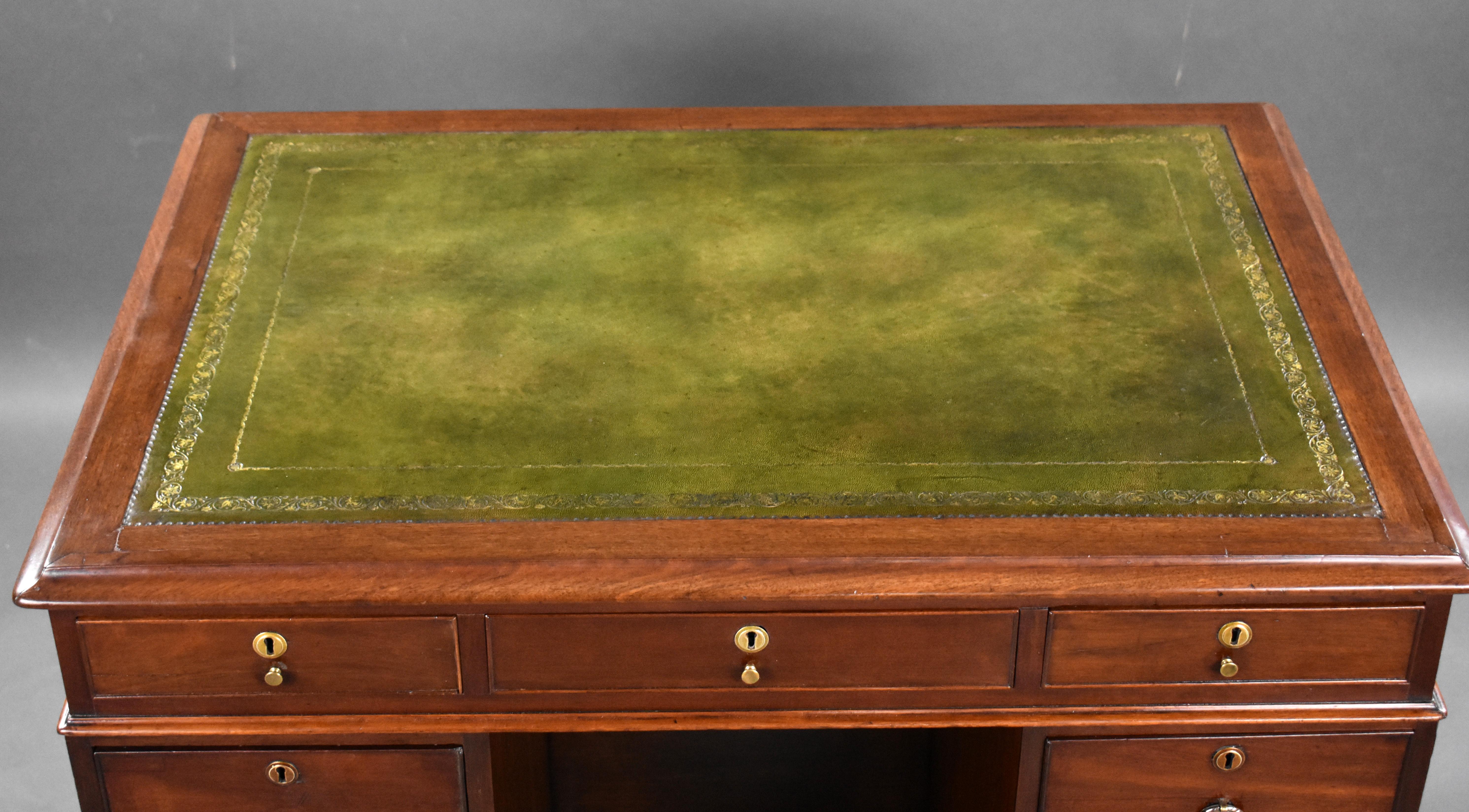 Englischer George III. Mahagoni-Knieloch-Schreibtisch aus dem 19. Jahrhundert, gestempelte Gillows im Angebot 3