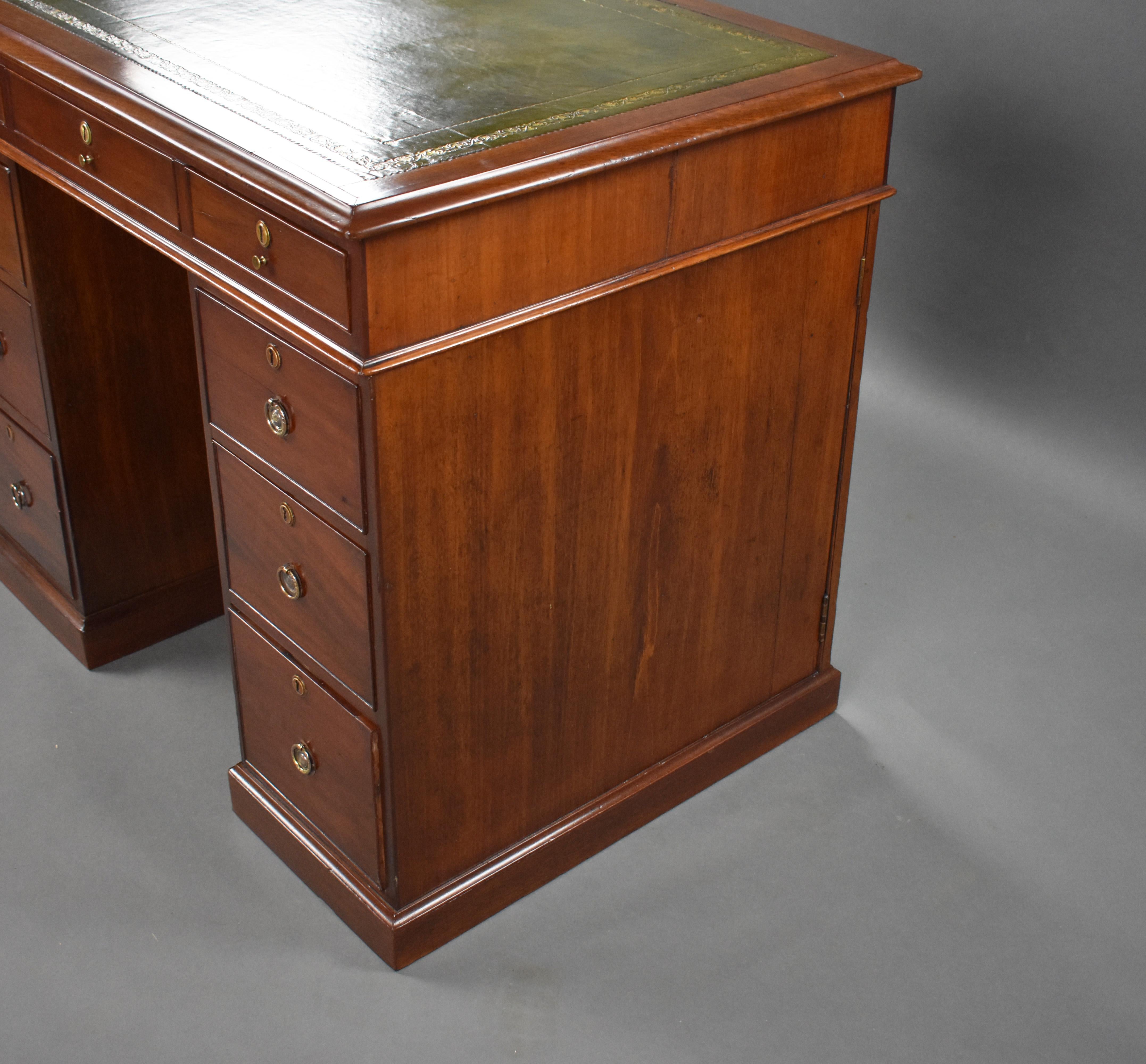 19th Century English George III Mahogany Kneehole Desk Stamped Gillows For Sale 4