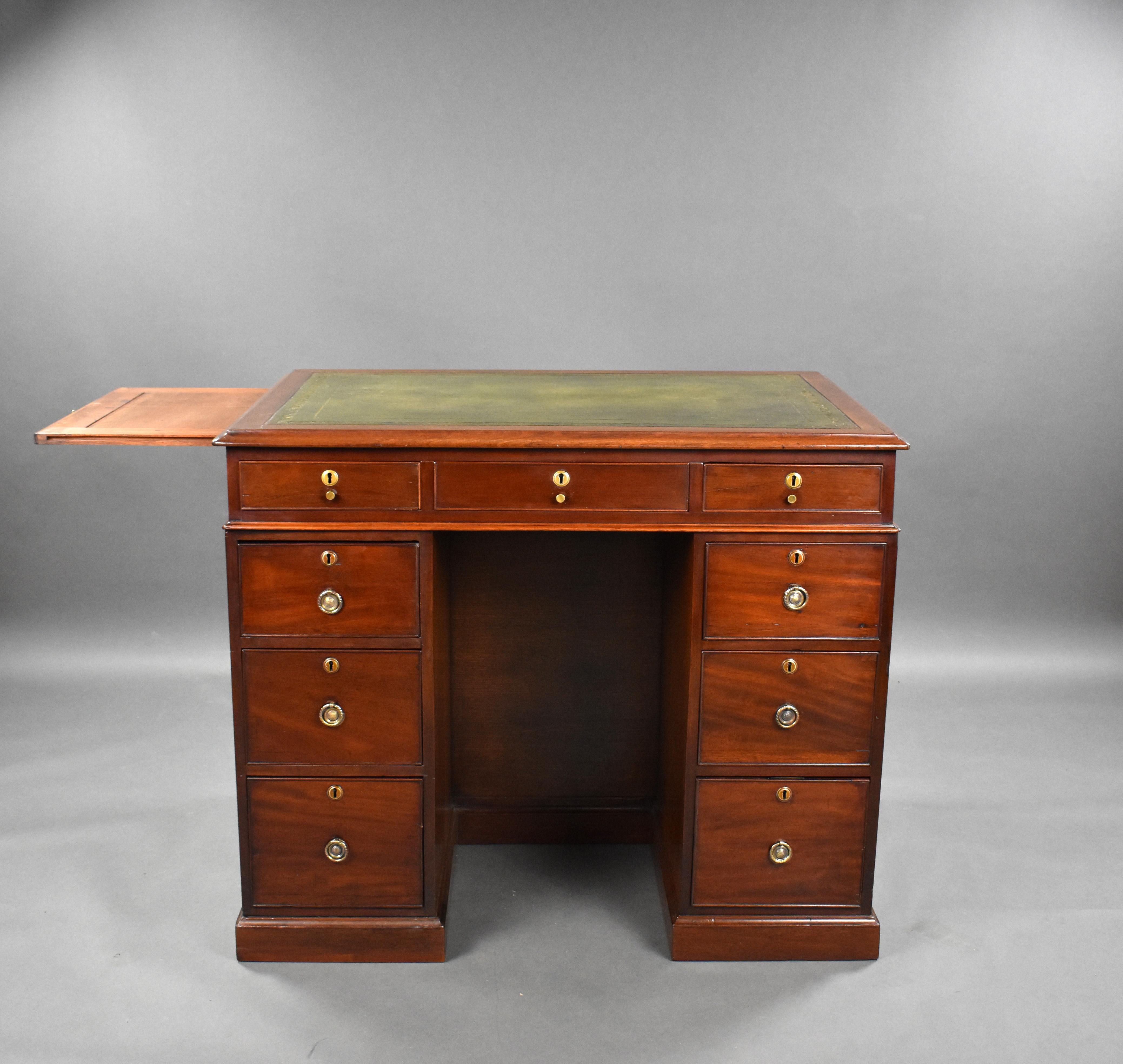 Englischer George III. Mahagoni-Knieloch-Schreibtisch aus dem 19. Jahrhundert, gestempelte Gillows im Angebot 6
