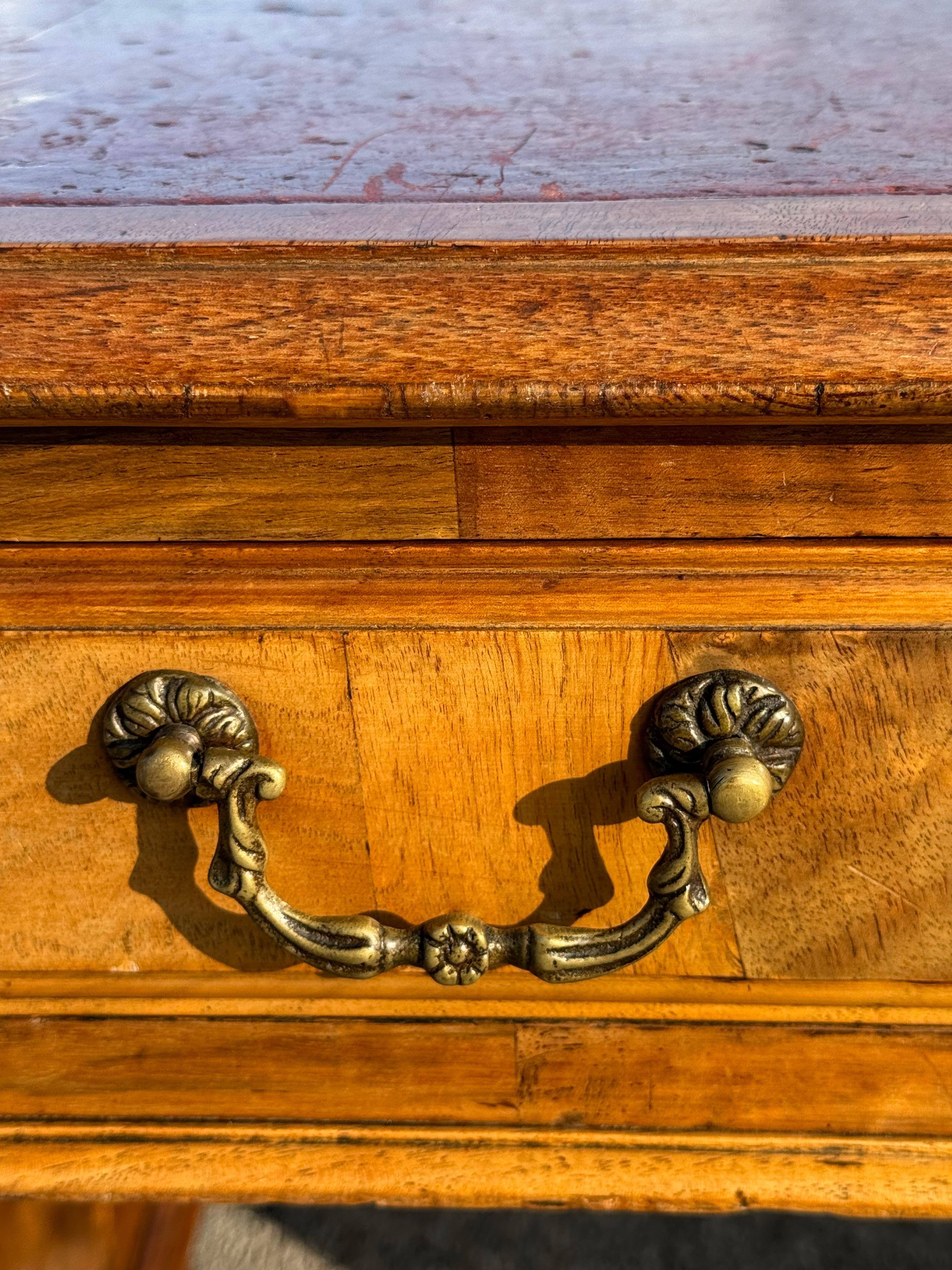 Scrivania in stile Giorgio III inglese del XIX secolo con piano in pelle, in legno di noce burattato in vendita 5