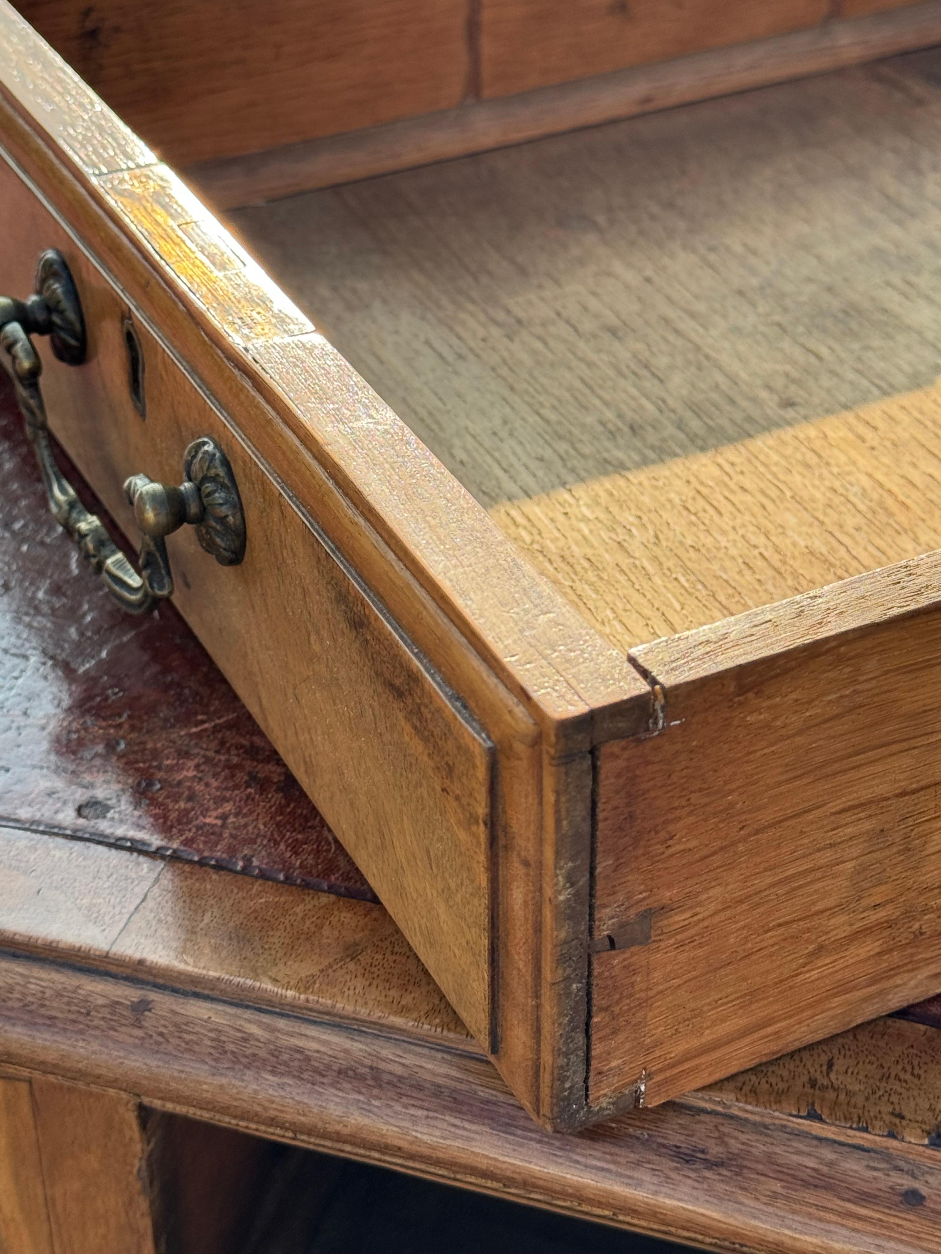 Scrivania in stile Giorgio III inglese del XIX secolo con piano in pelle, in legno di noce burattato in vendita 6