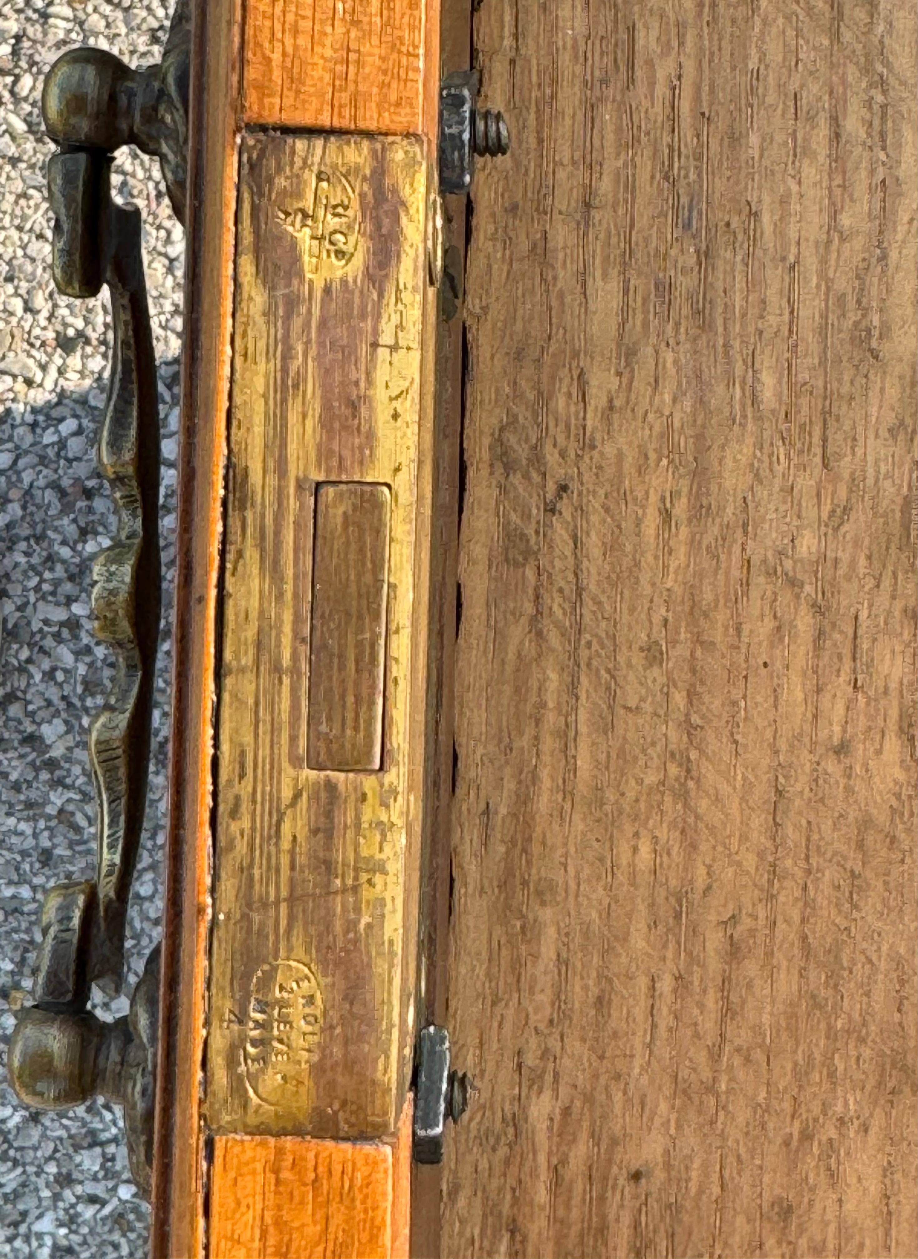 Scrivania in stile Giorgio III inglese del XIX secolo con piano in pelle, in legno di noce burattato in vendita 7