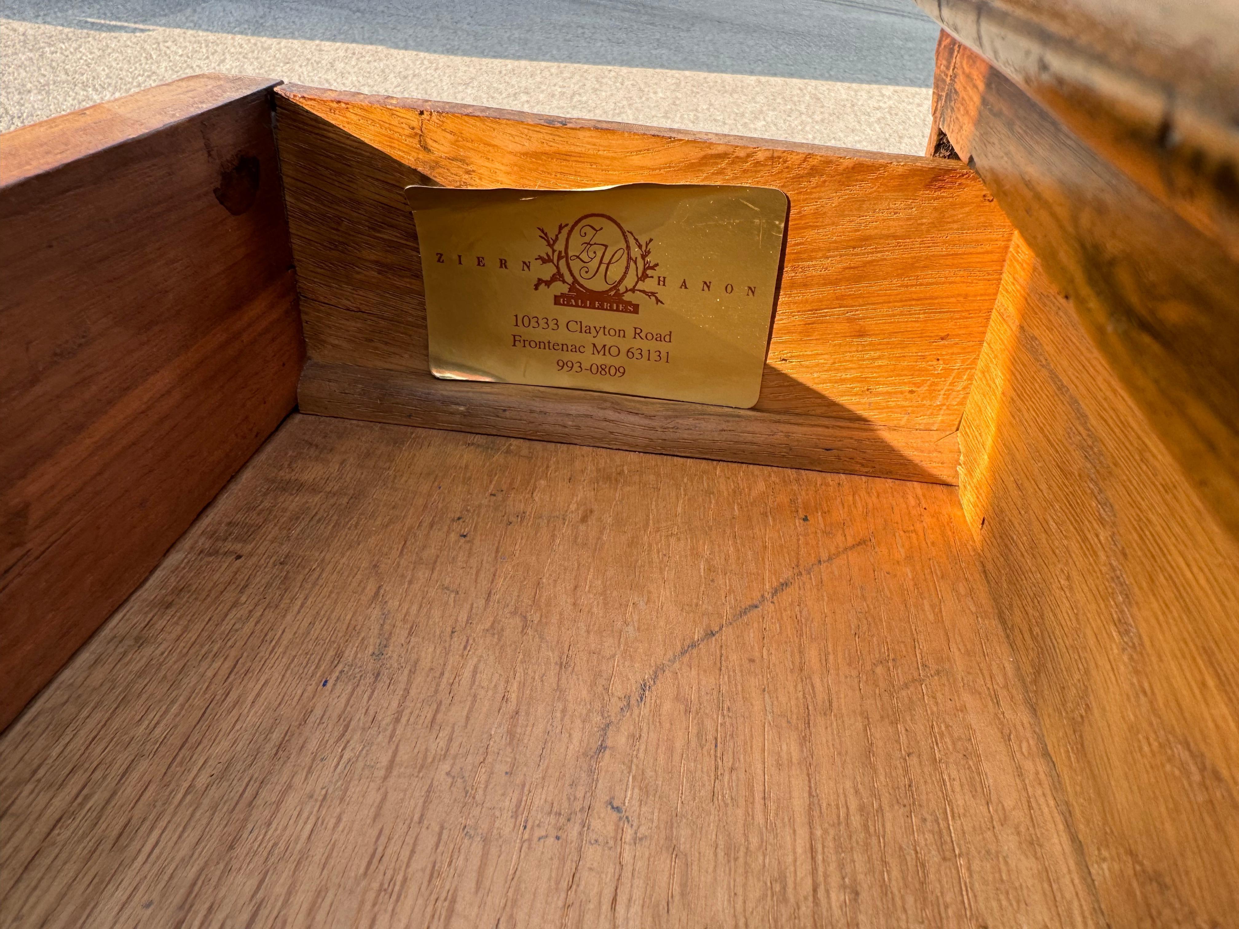 Scrivania in stile Giorgio III inglese del XIX secolo con piano in pelle, in legno di noce burattato in vendita 8