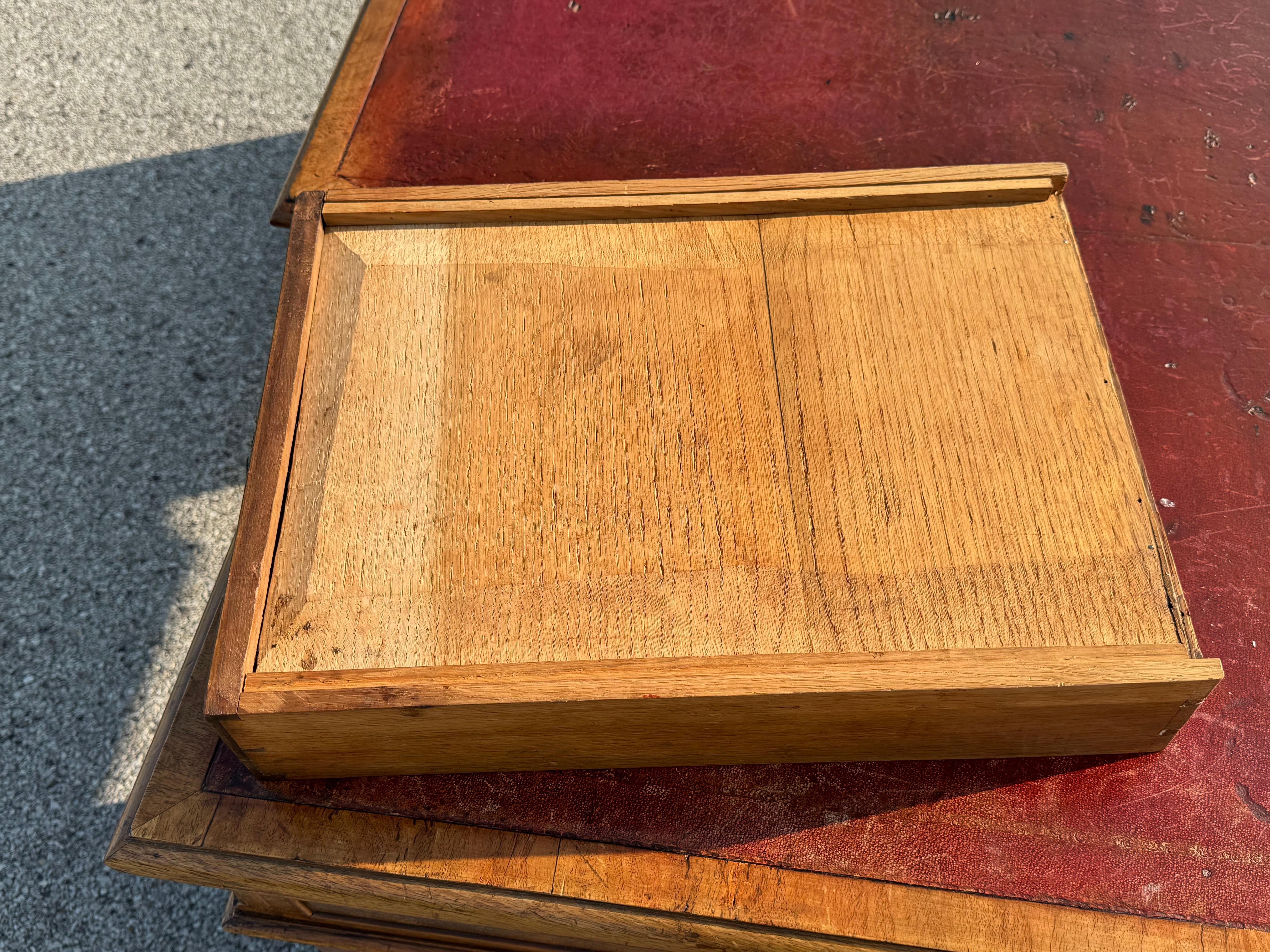 Scrivania in stile Giorgio III inglese del XIX secolo con piano in pelle, in legno di noce burattato in vendita 9