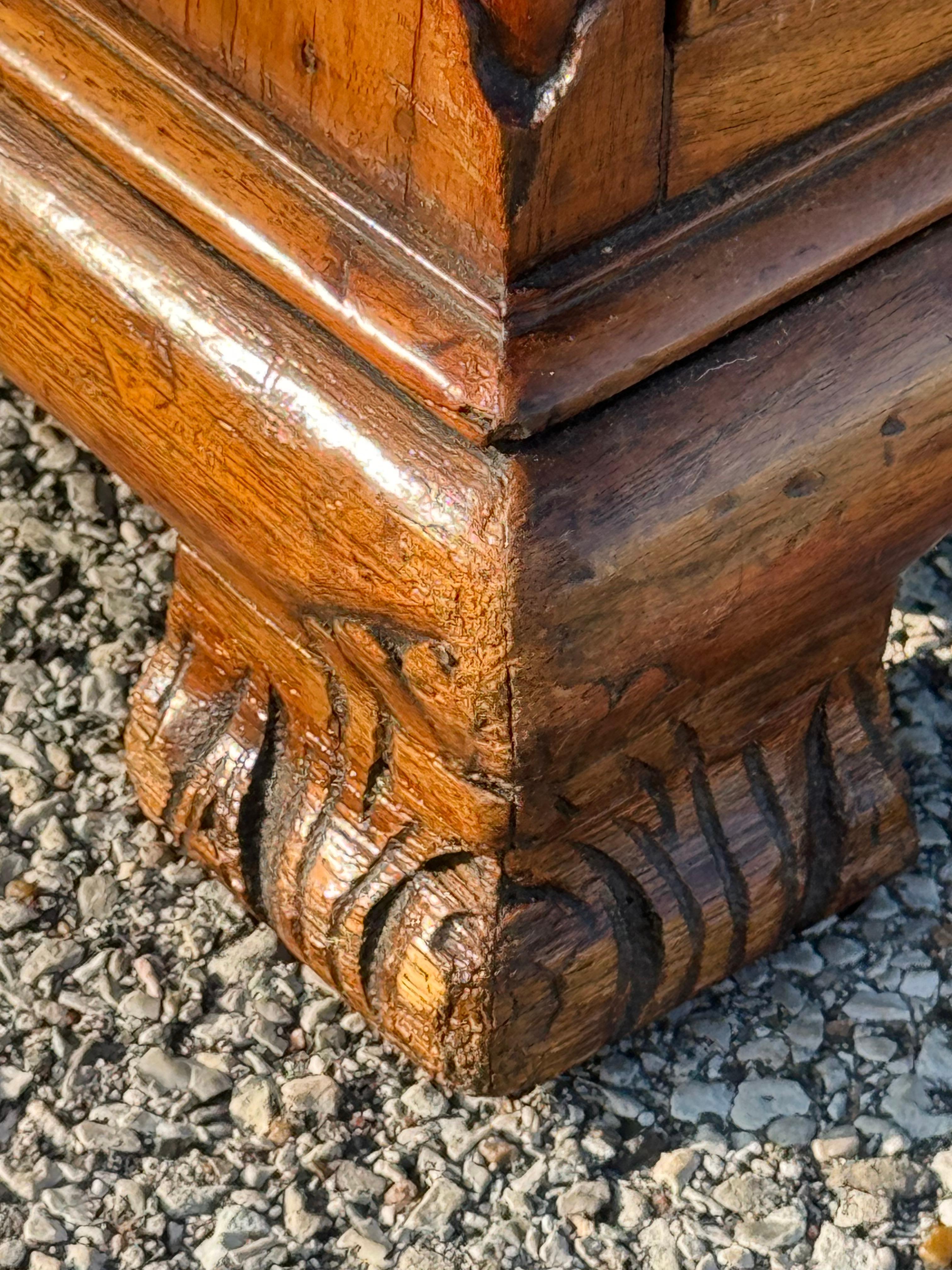 Scrivania in stile Giorgio III inglese del XIX secolo con piano in pelle, in legno di noce burattato in vendita 12