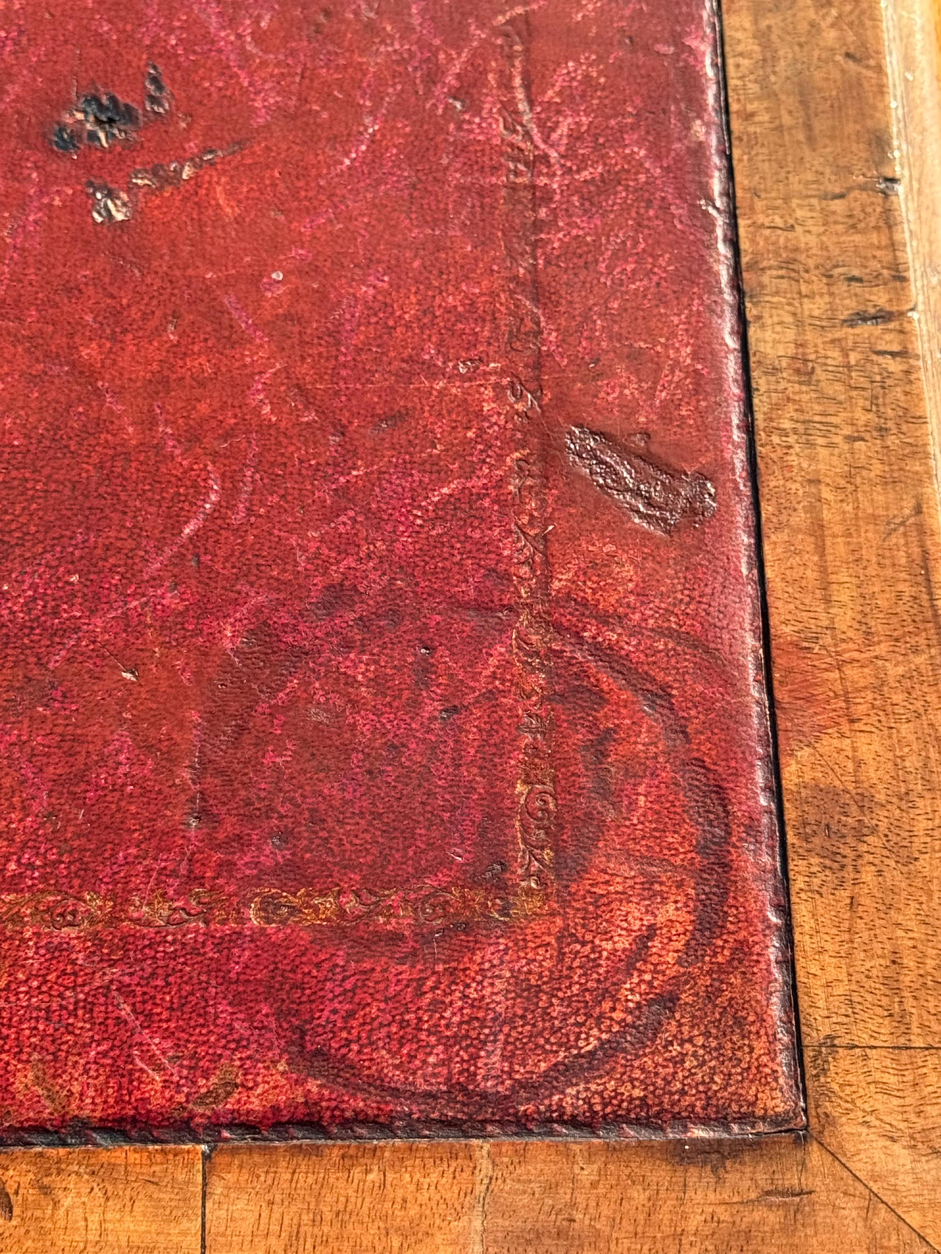 Scrivania in stile Giorgio III inglese del XIX secolo con piano in pelle, in legno di noce burattato in vendita 13