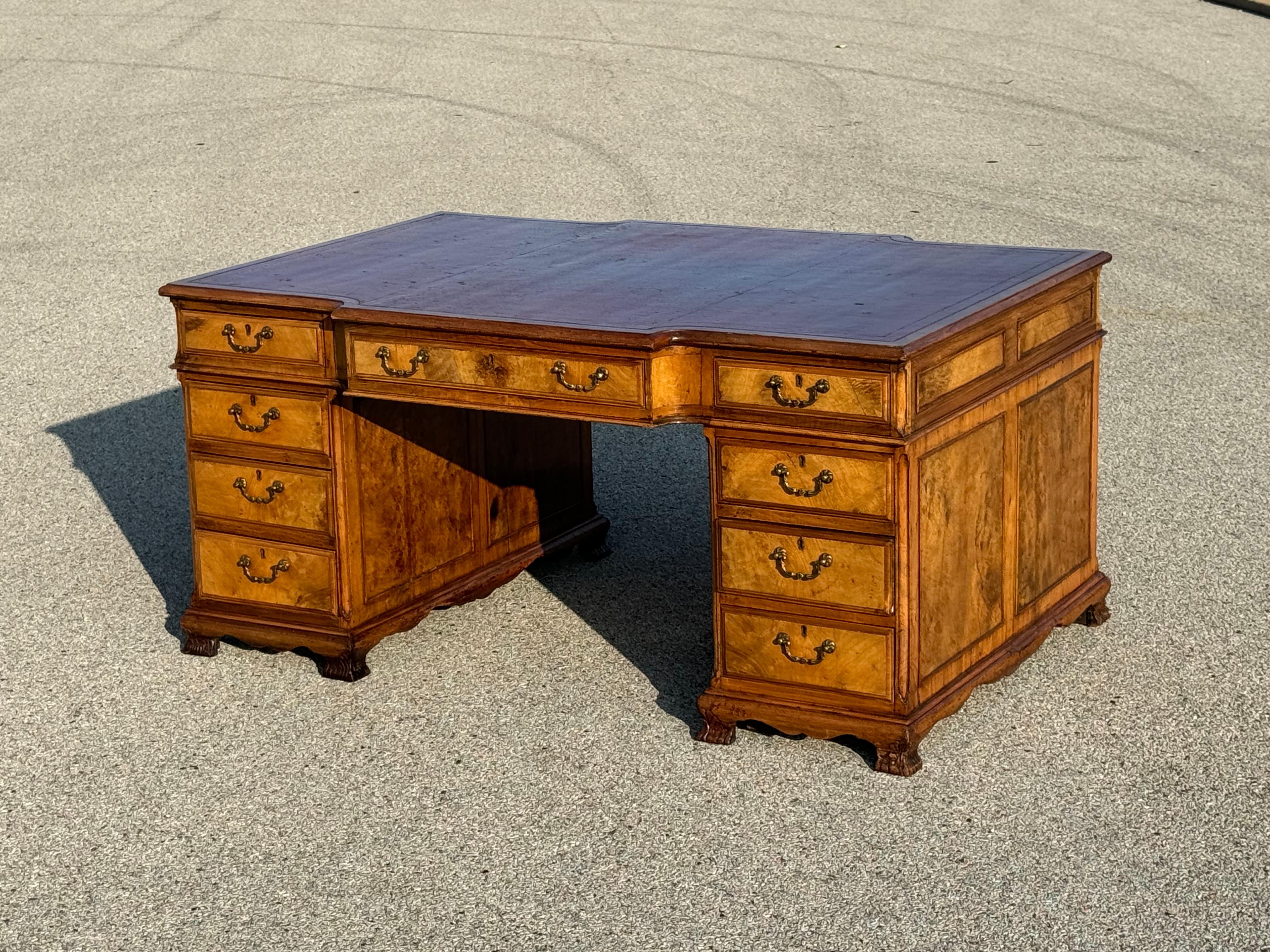 Scrivania in stile Giorgio III inglese del XIX secolo con piano in pelle, in legno di noce burattato in vendita 14