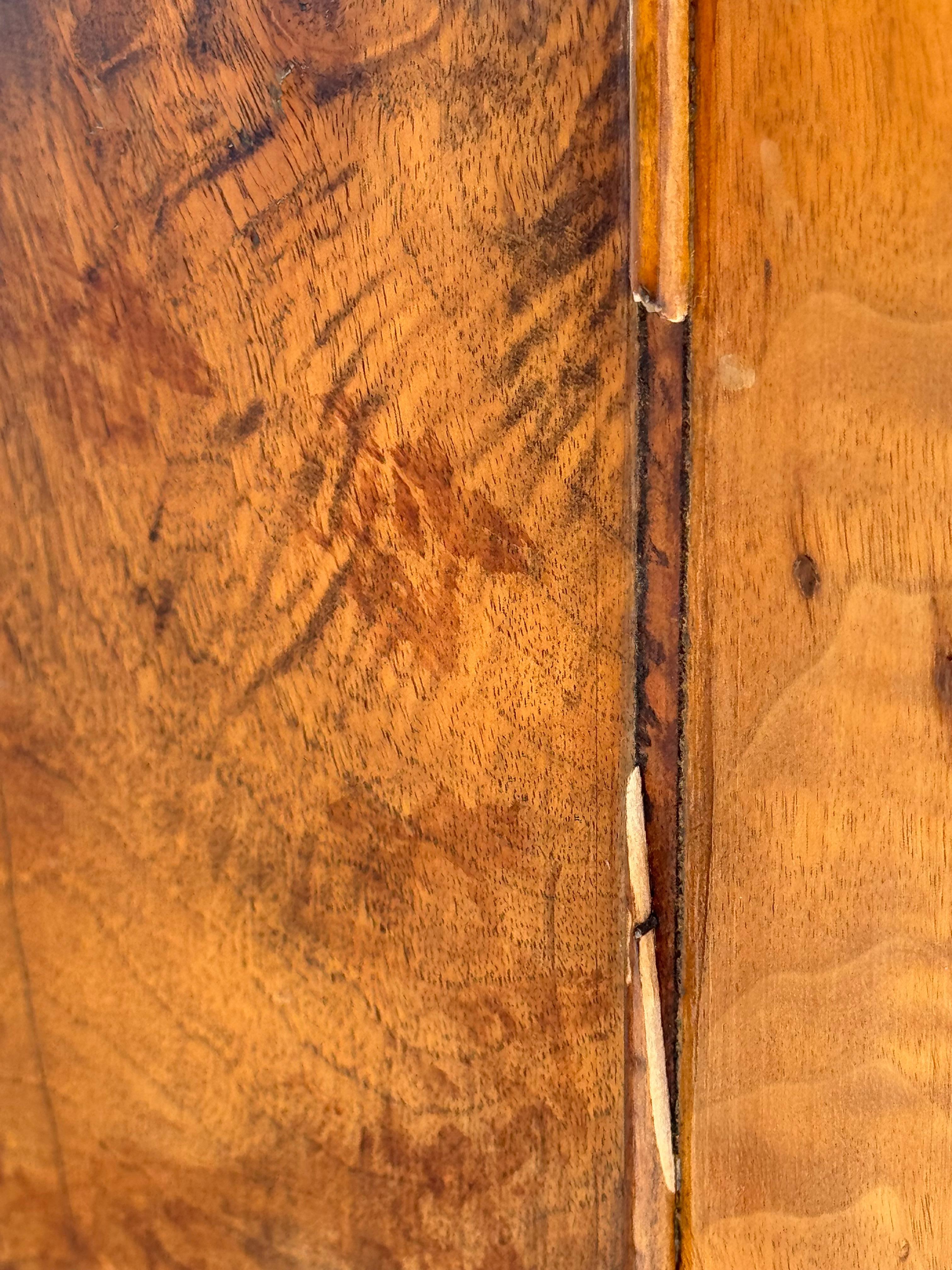 Scrivania in stile Giorgio III inglese del XIX secolo con piano in pelle, in legno di noce burattato in vendita 15