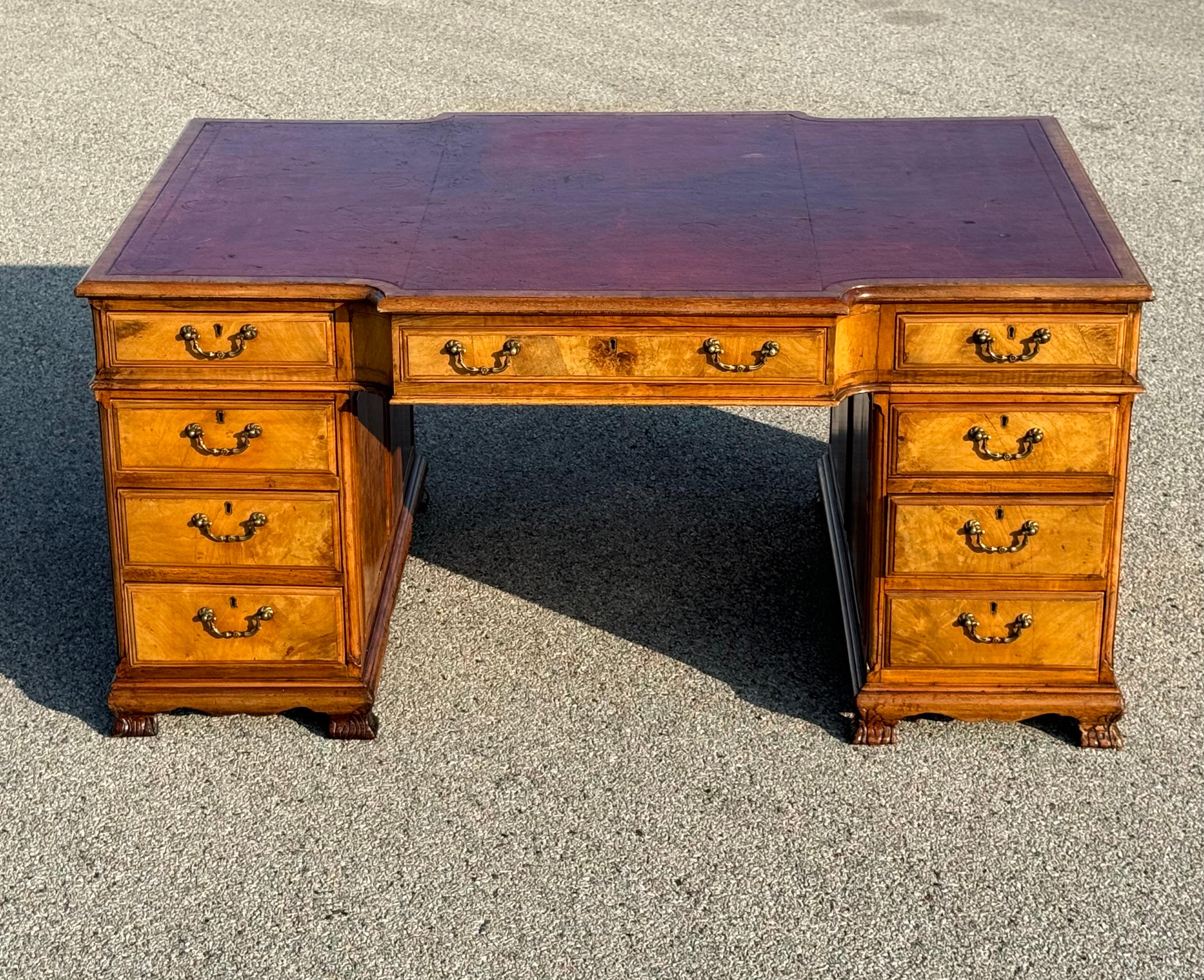 Scrivania in stile Giorgio III inglese del XIX secolo con piano in pelle, in legno di noce burattato In condizioni buone in vendita a St. Louis, MO