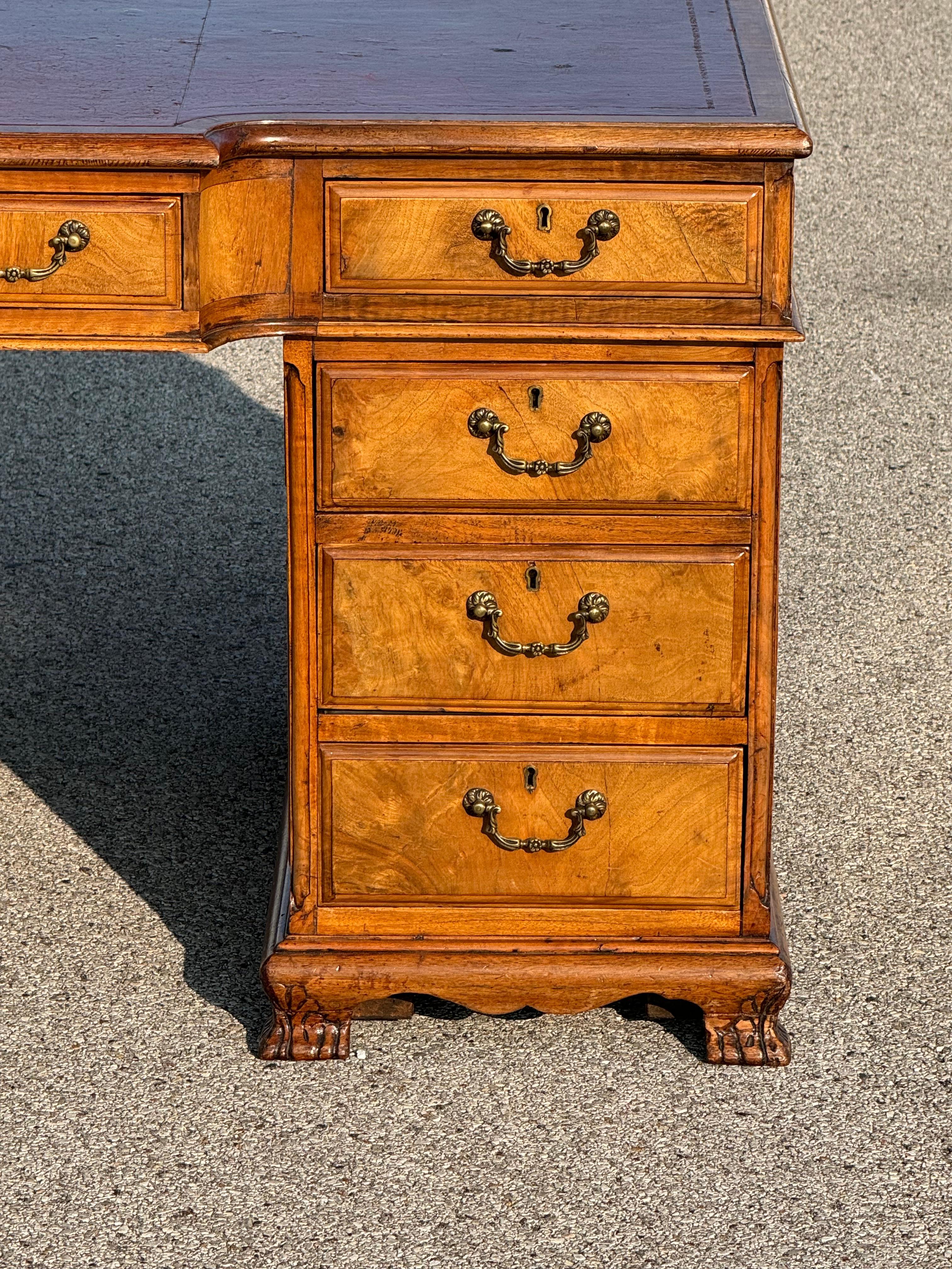 Ottone Scrivania in stile Giorgio III inglese del XIX secolo con piano in pelle, in legno di noce burattato in vendita