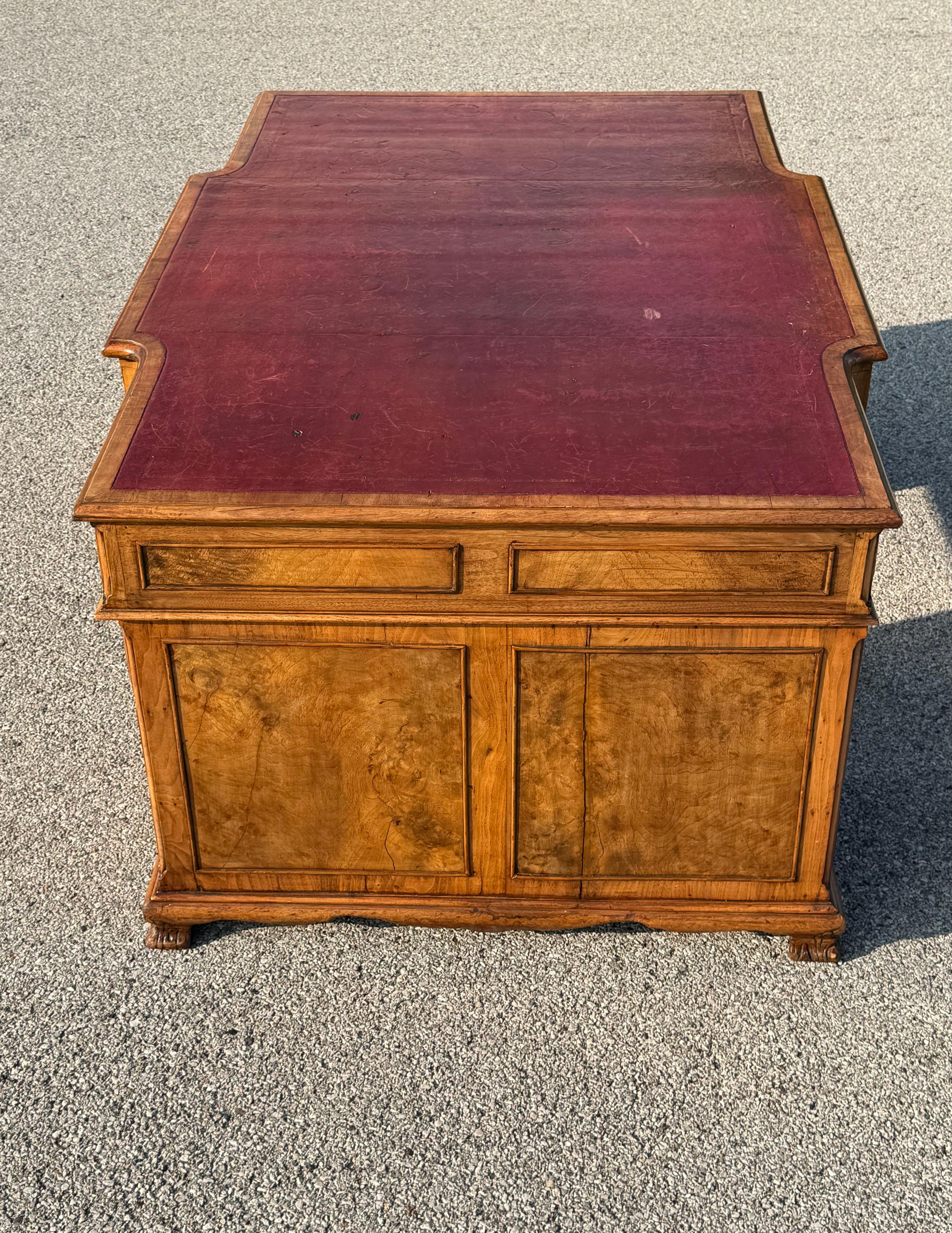Scrivania in stile Giorgio III inglese del XIX secolo con piano in pelle, in legno di noce burattato in vendita 1