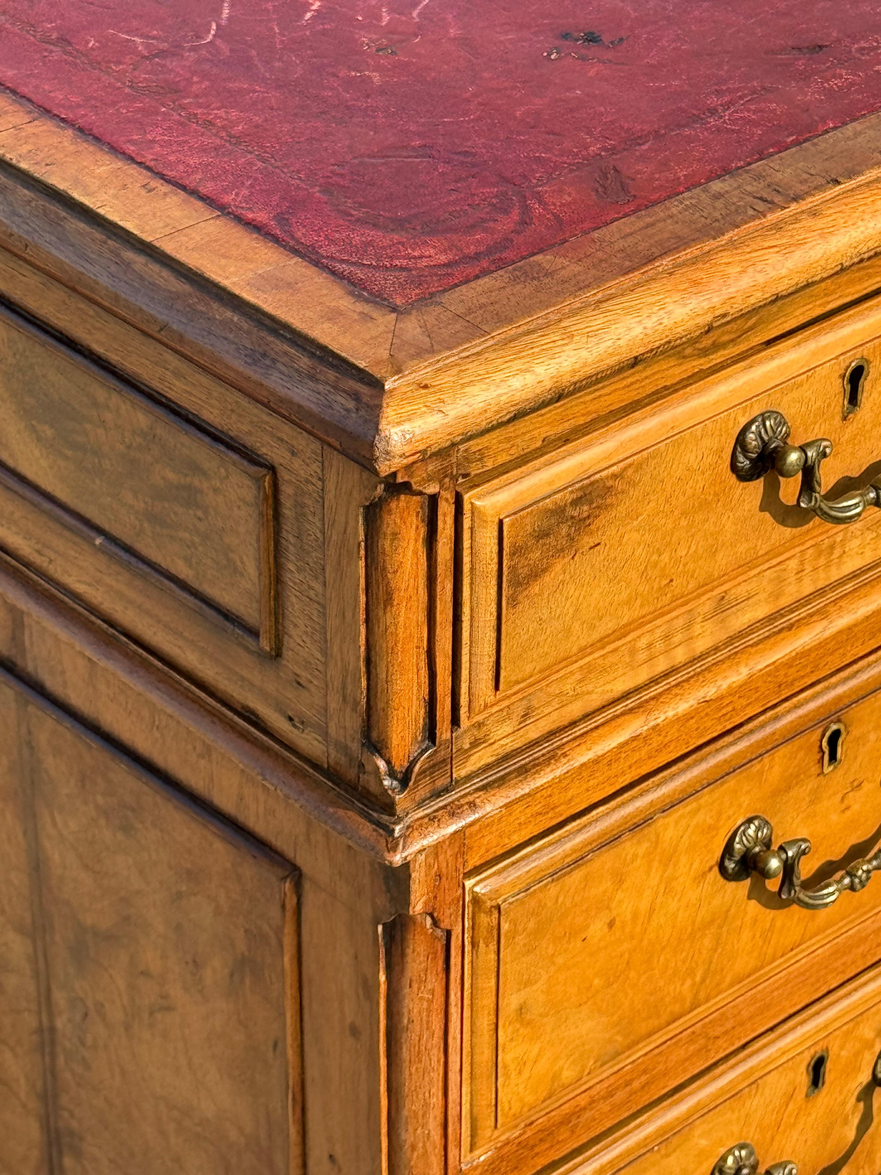 Scrivania in stile Giorgio III inglese del XIX secolo con piano in pelle, in legno di noce burattato in vendita 2