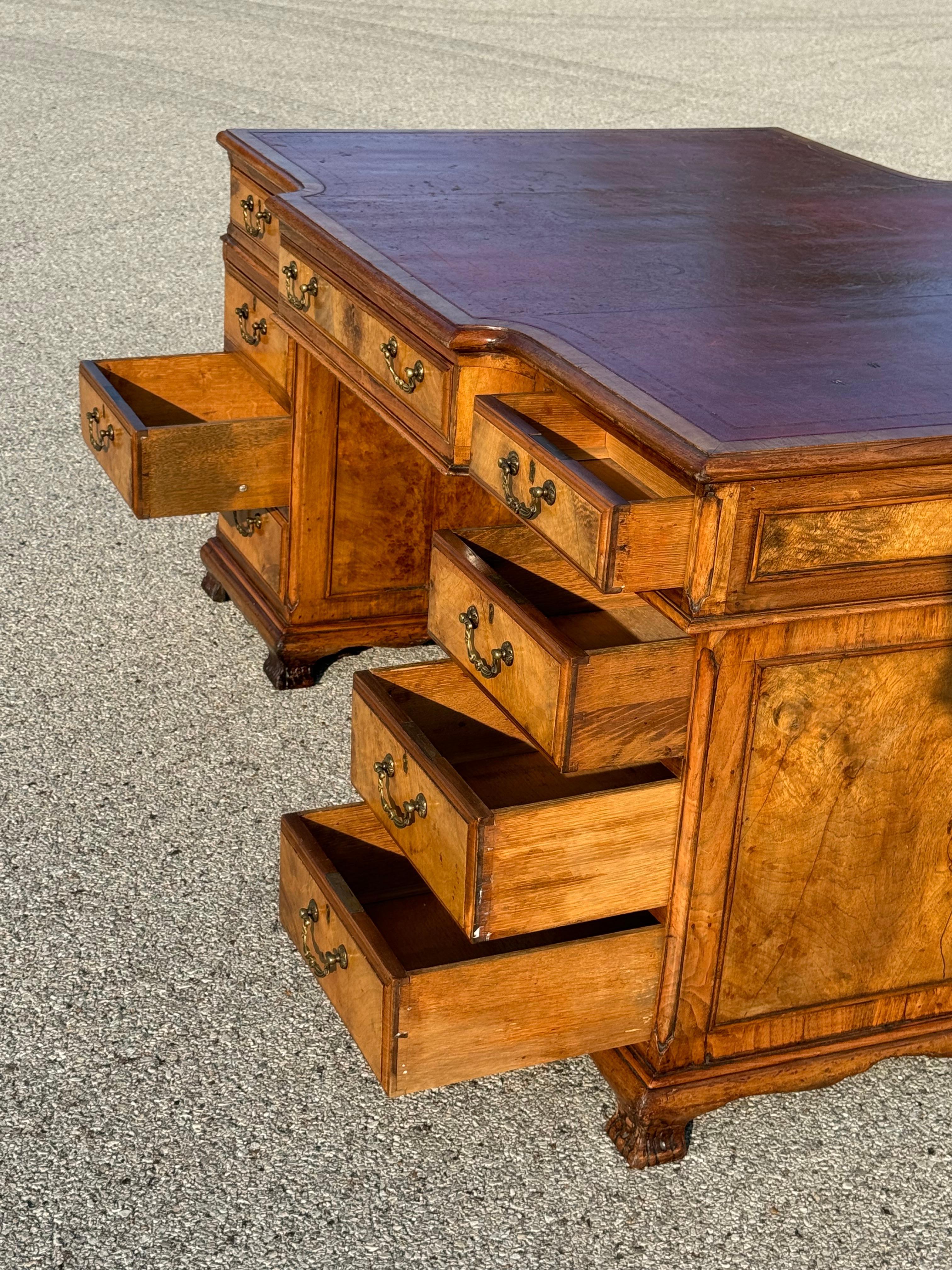 Scrivania in stile Giorgio III inglese del XIX secolo con piano in pelle, in legno di noce burattato in vendita 3