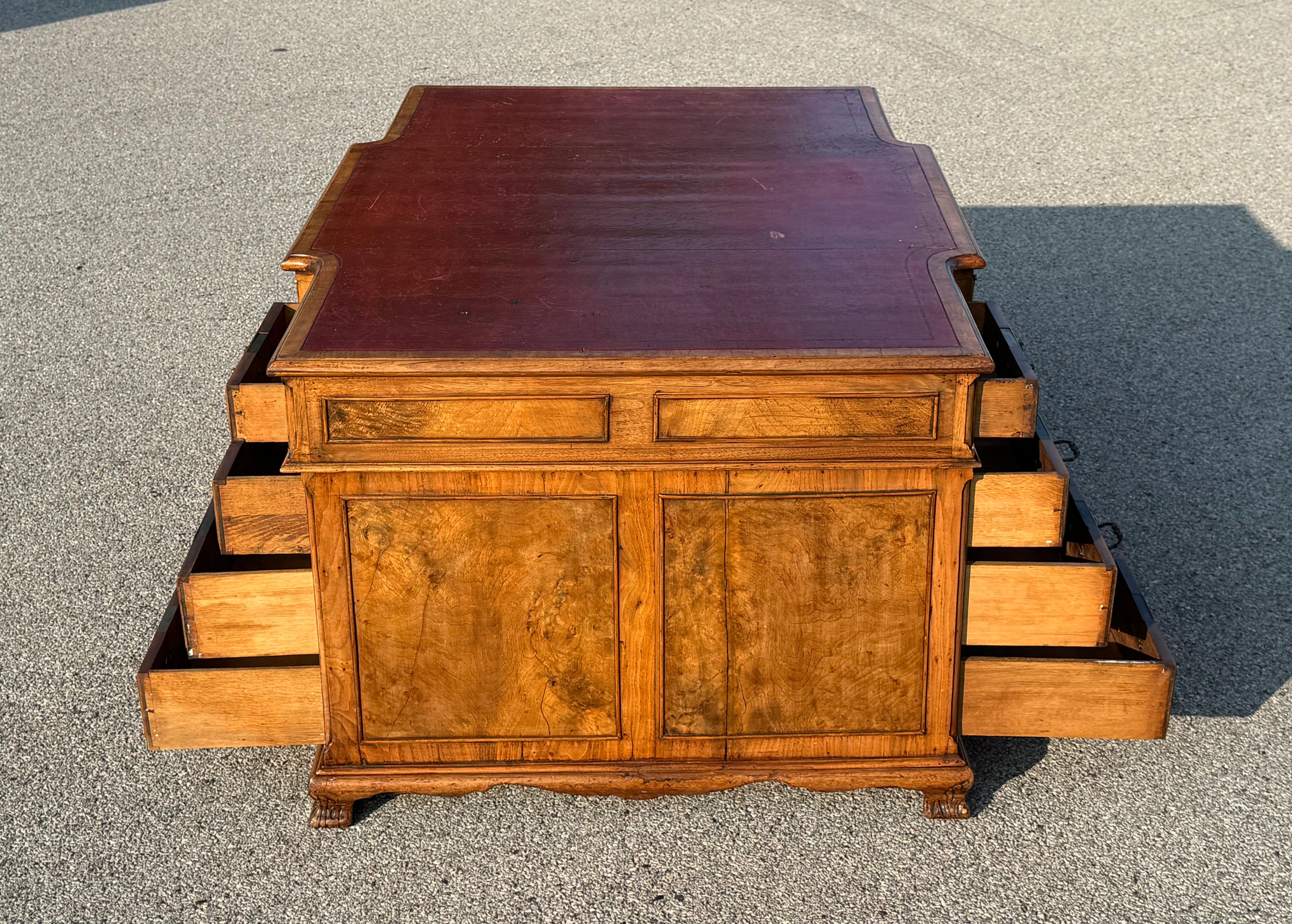 Scrivania in stile Giorgio III inglese del XIX secolo con piano in pelle, in legno di noce burattato in vendita 4