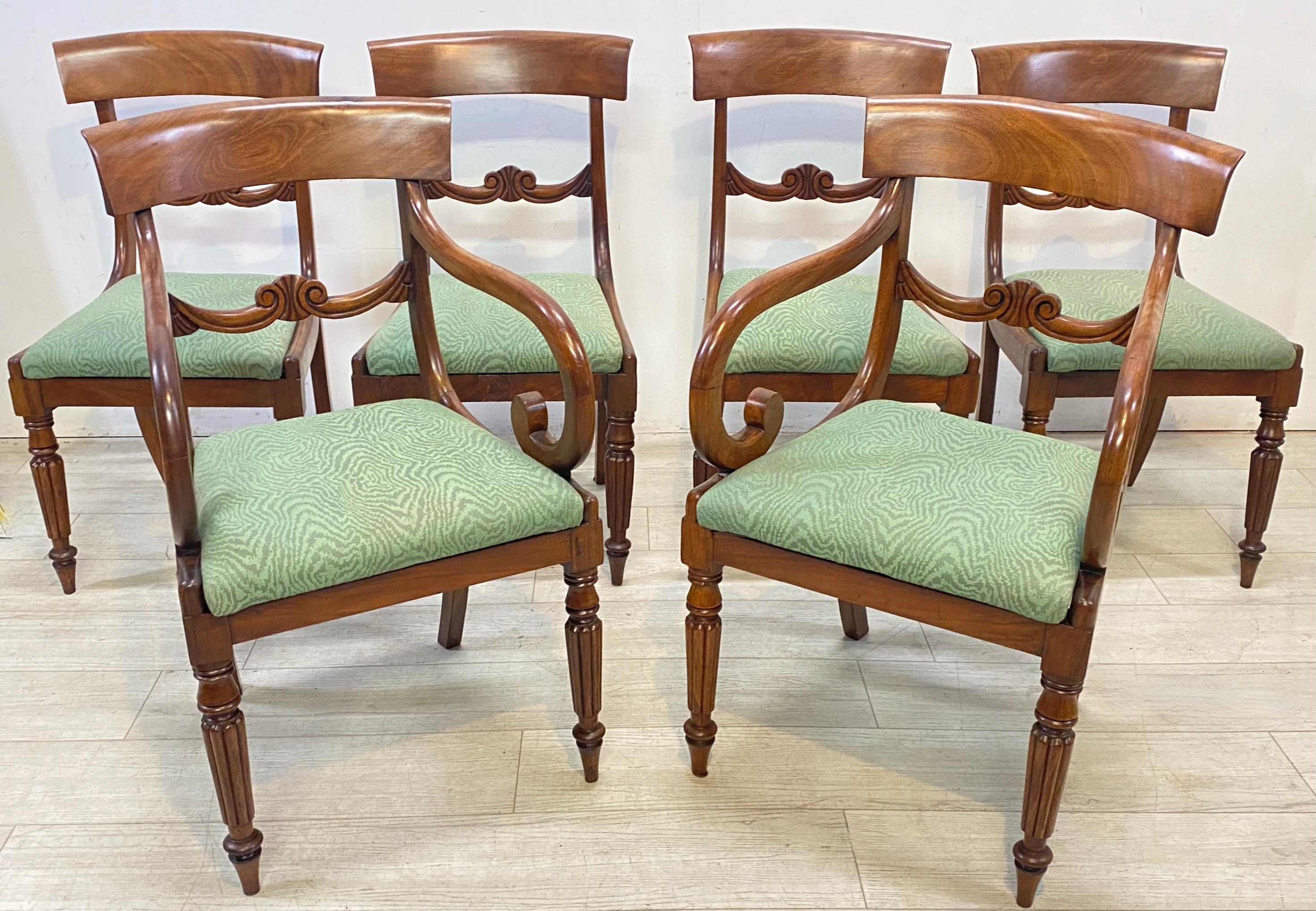 Englischer Satz von sechs William IV Esstischstühlen aus massivem Mahagoni, um 1830. Das Set besteht aus vier Beistellstühlen und zwei Sesseln mit gepolsterten Klappsitzen.
Die Polsterung ist in gutem Zustand (kann leicht wieder aufgepolstert