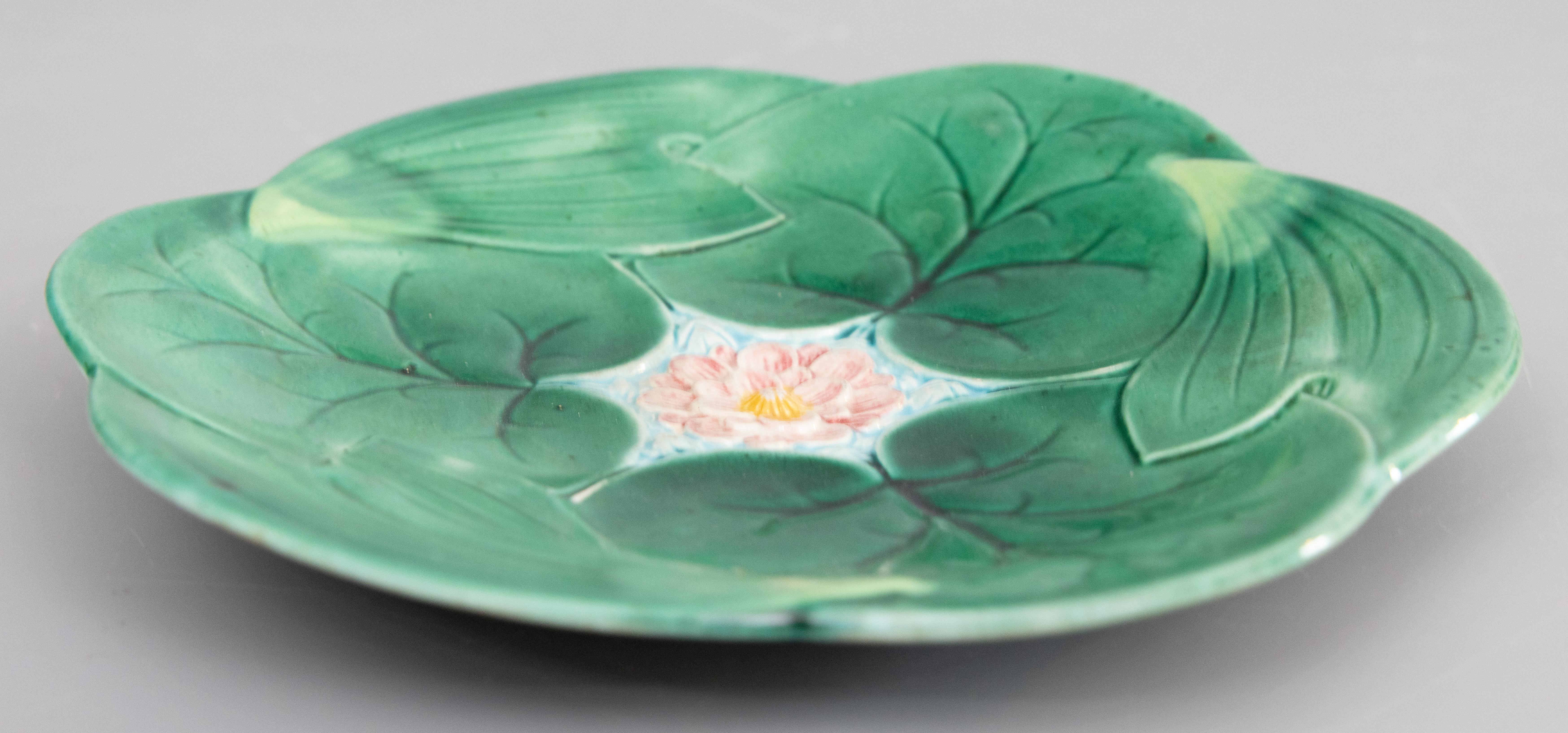 Inglese Piatto in maiolica di George Jones del 19° secolo, con giglio d'acqua verde e fiore di loto in vendita