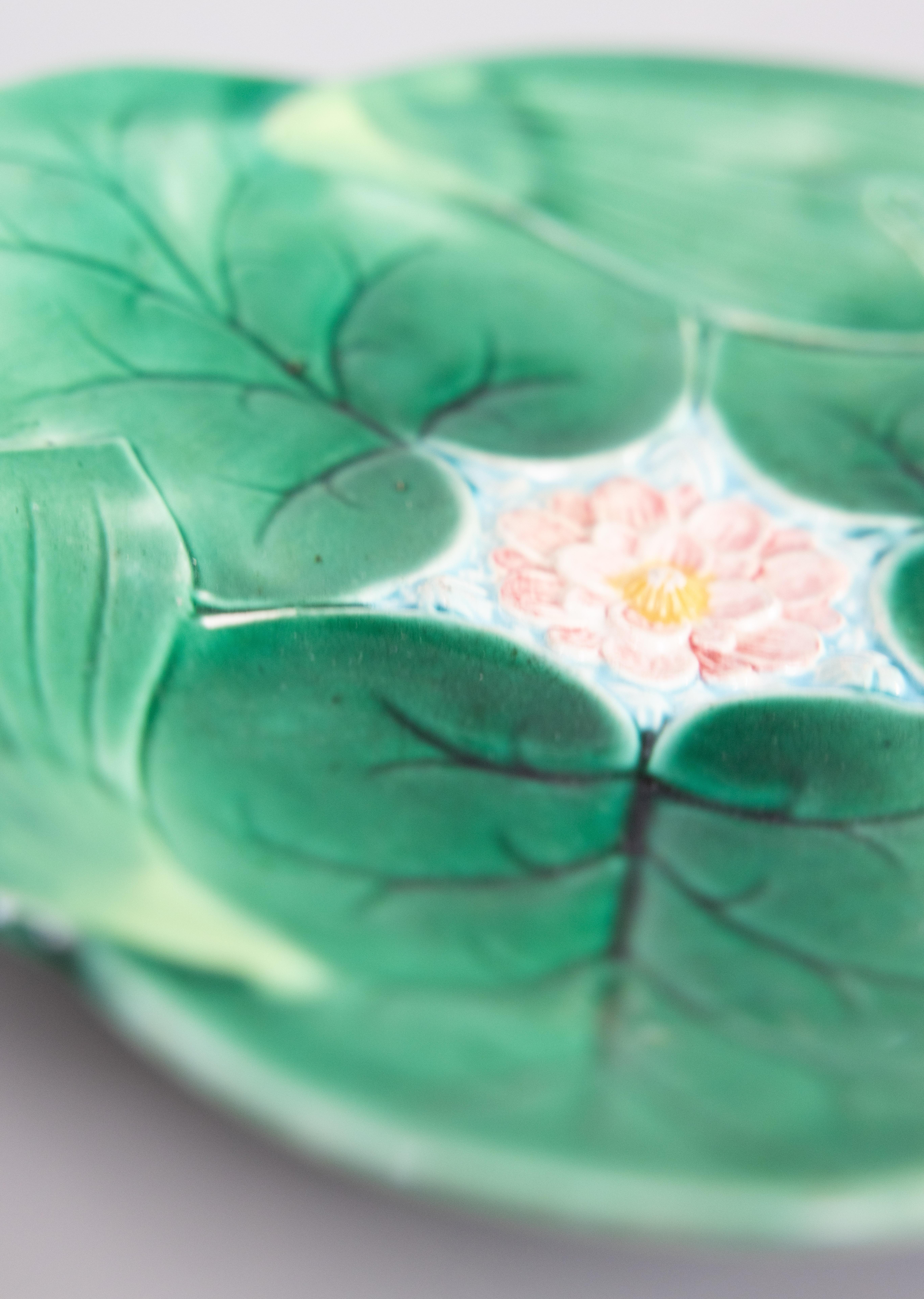 Cotto in fornace Piatto in maiolica di George Jones del 19° secolo, con giglio d'acqua verde e fiore di loto in vendita