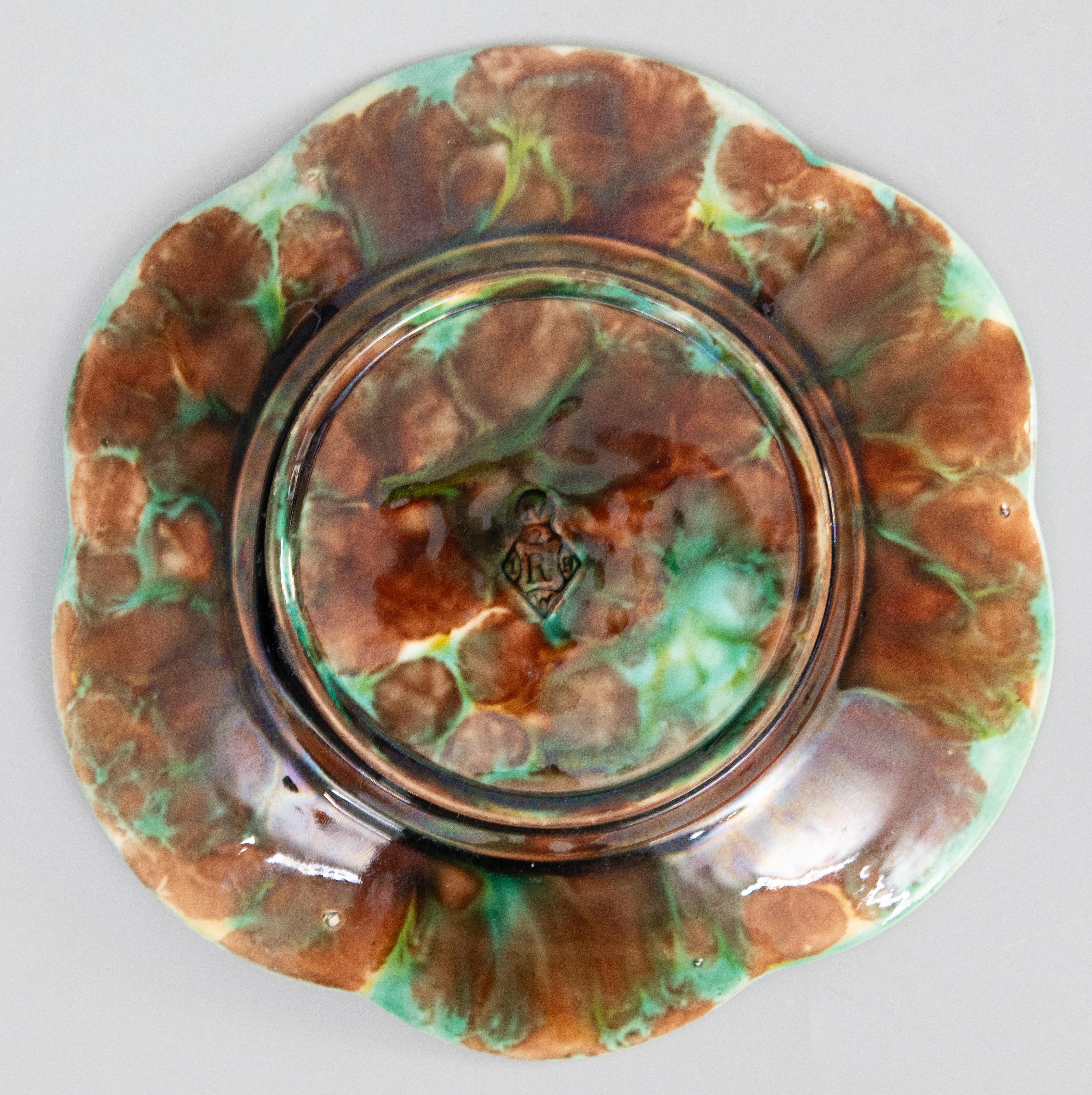 Piatto in maiolica di George Jones del 19° secolo, con giglio d'acqua verde e fiore di loto In condizioni buone in vendita a Pearland, TX