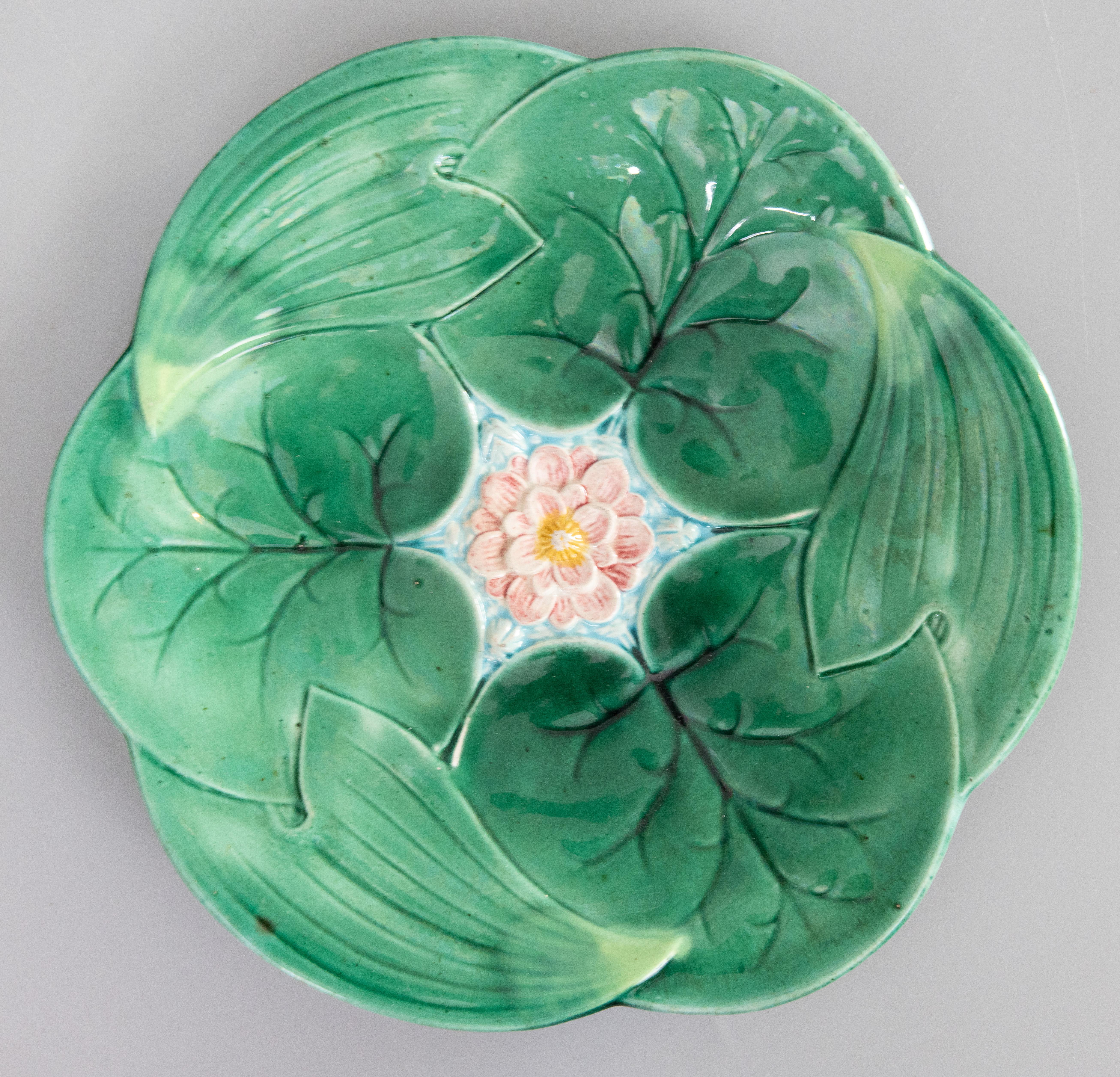 Majolica Piatto in maiolica di George Jones del 19° secolo, con giglio d'acqua verde e fiore di loto in vendita