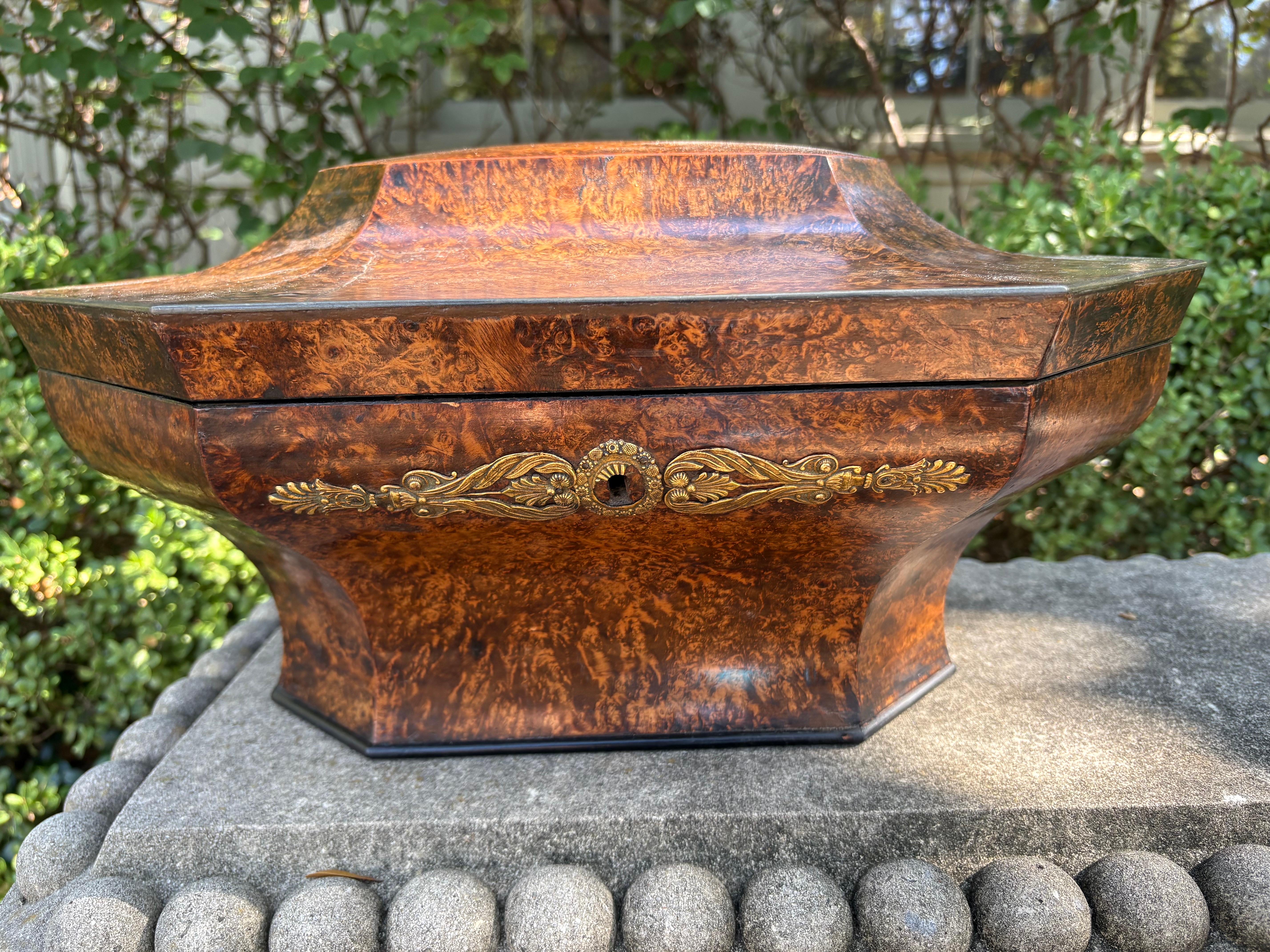 Scatola per parrucche in legno di boro georgiano del XIX secolo.
In offerta c'è una bella scatola per parrucche di grandi dimensioni in legno di radica dell'inizio del XIX secolo inglese, con finiture e ferramenta in bronzo. 
Questa scatola