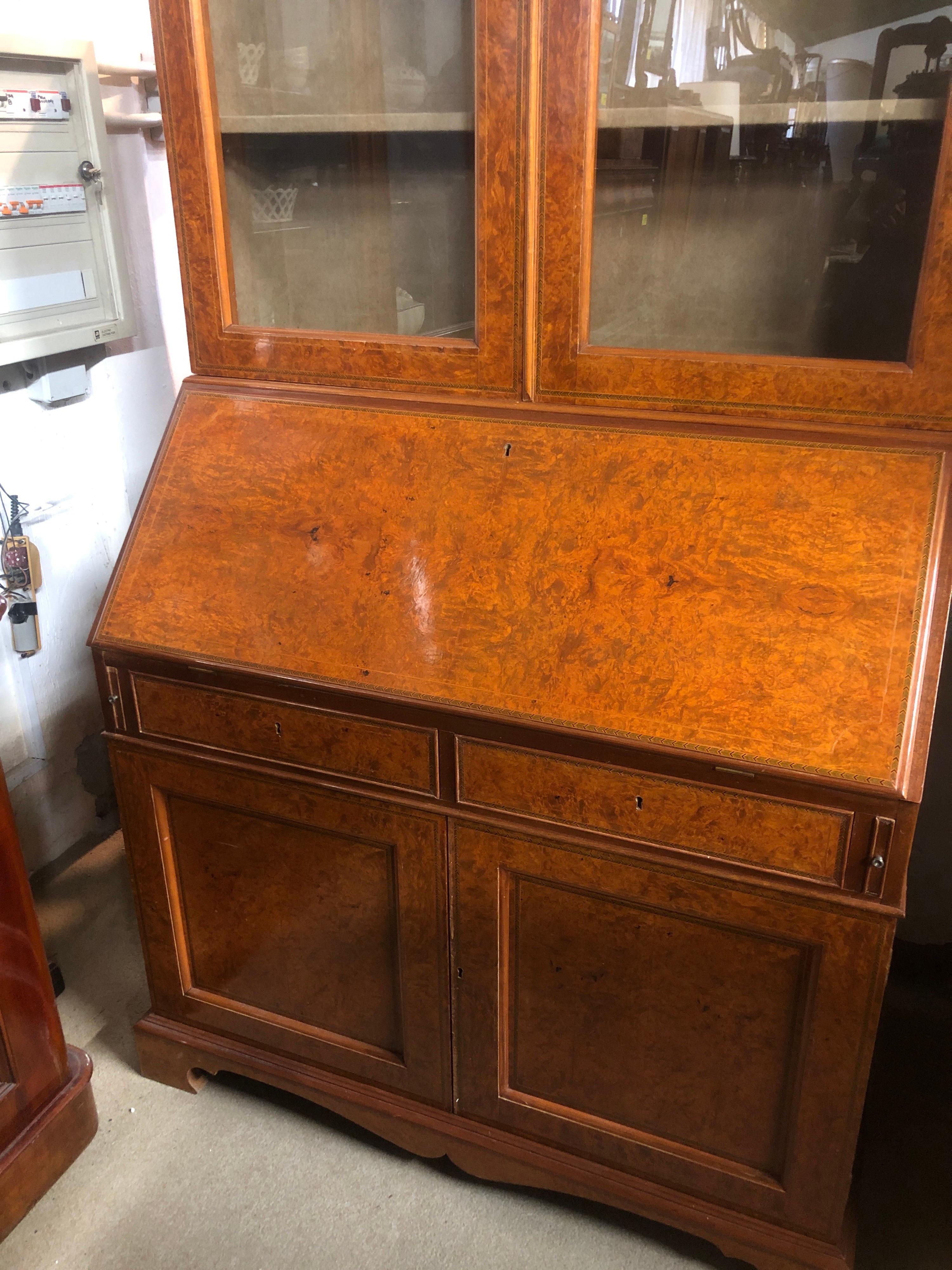 Georgian bookcase, in walnut briar, of a very bright color that brings out the grain of this wood, precious, the furniture is surrounded by an inlay with geometric pattern in wood fruit.
Solid as all the furniture of the Georgian period and of