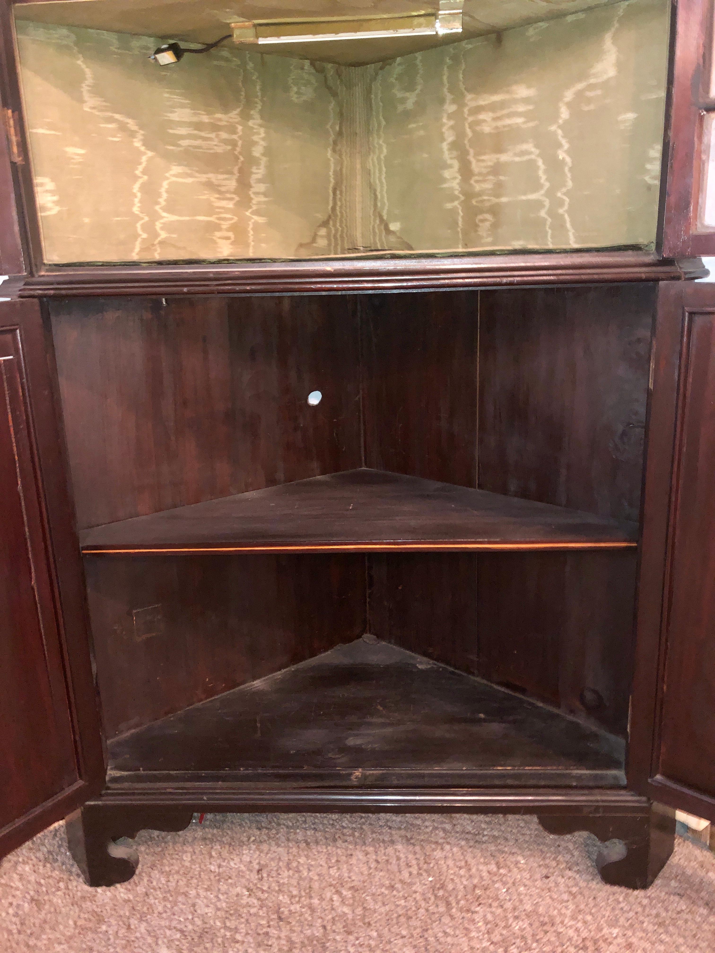 19th Century English Georgian Mahogany and Satinwood Corner Cabinet Lighted 11