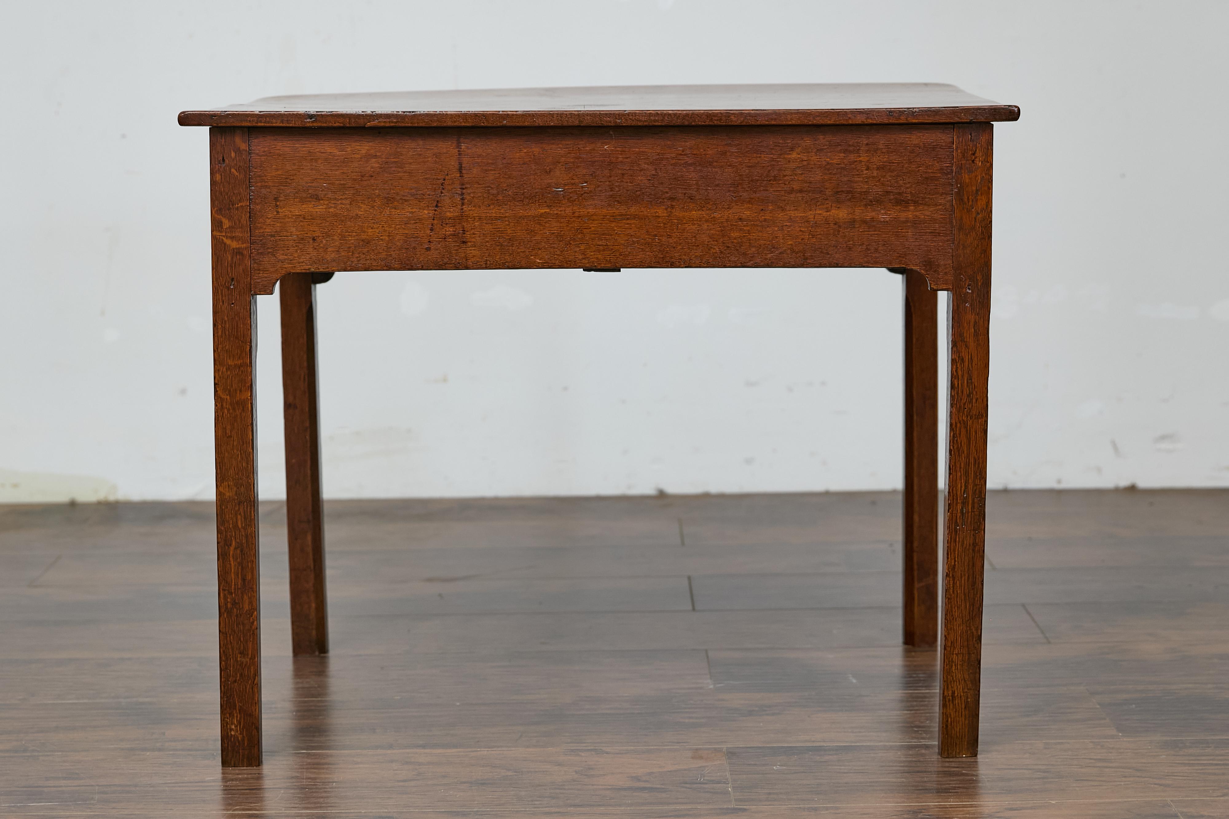 Table d'appoint géorgienne anglaise du 19e siècle avec quincaillerie Chippendale en laiton en vente 3