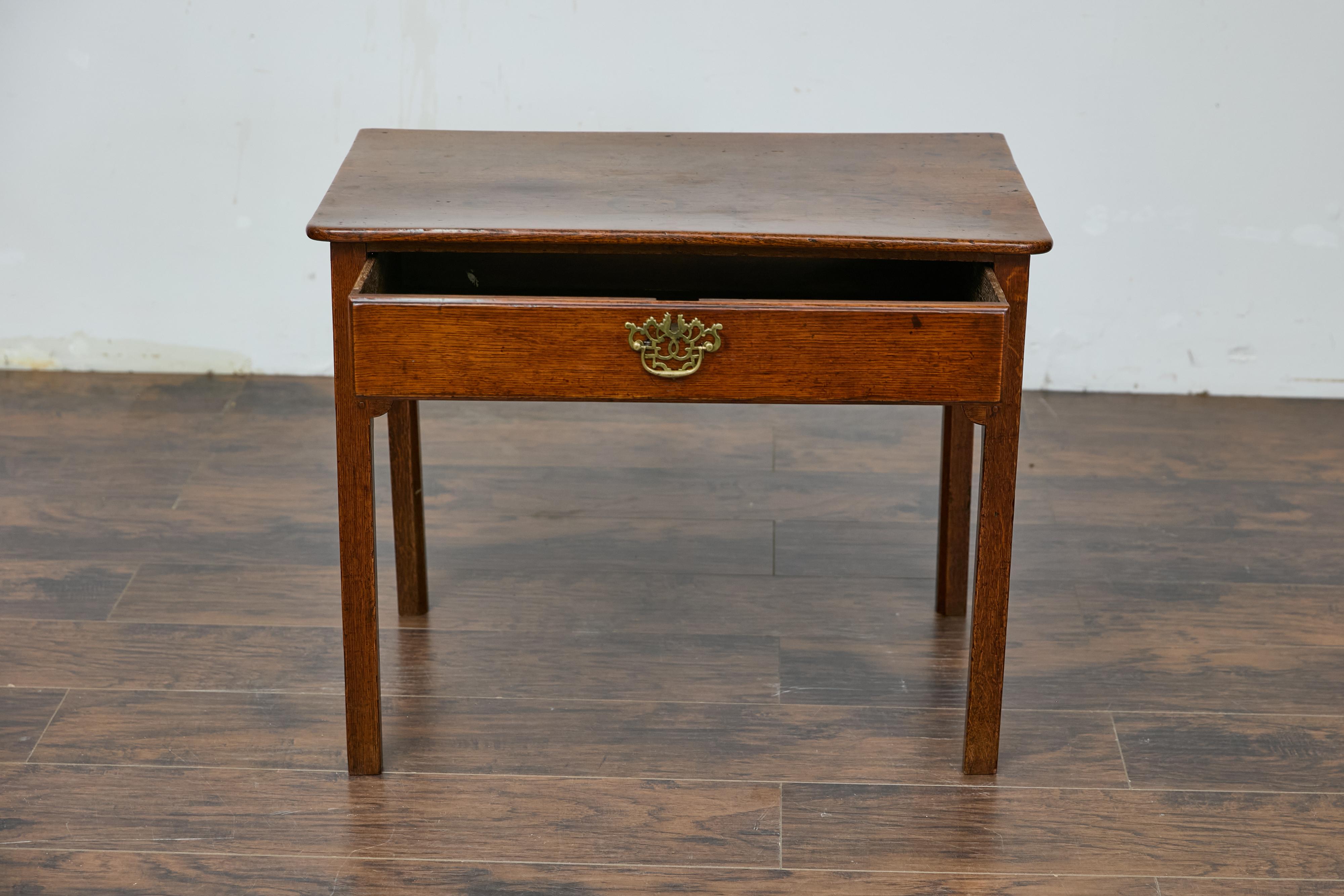 Table d'appoint géorgienne anglaise du 19e siècle avec quincaillerie Chippendale en laiton en vente 6