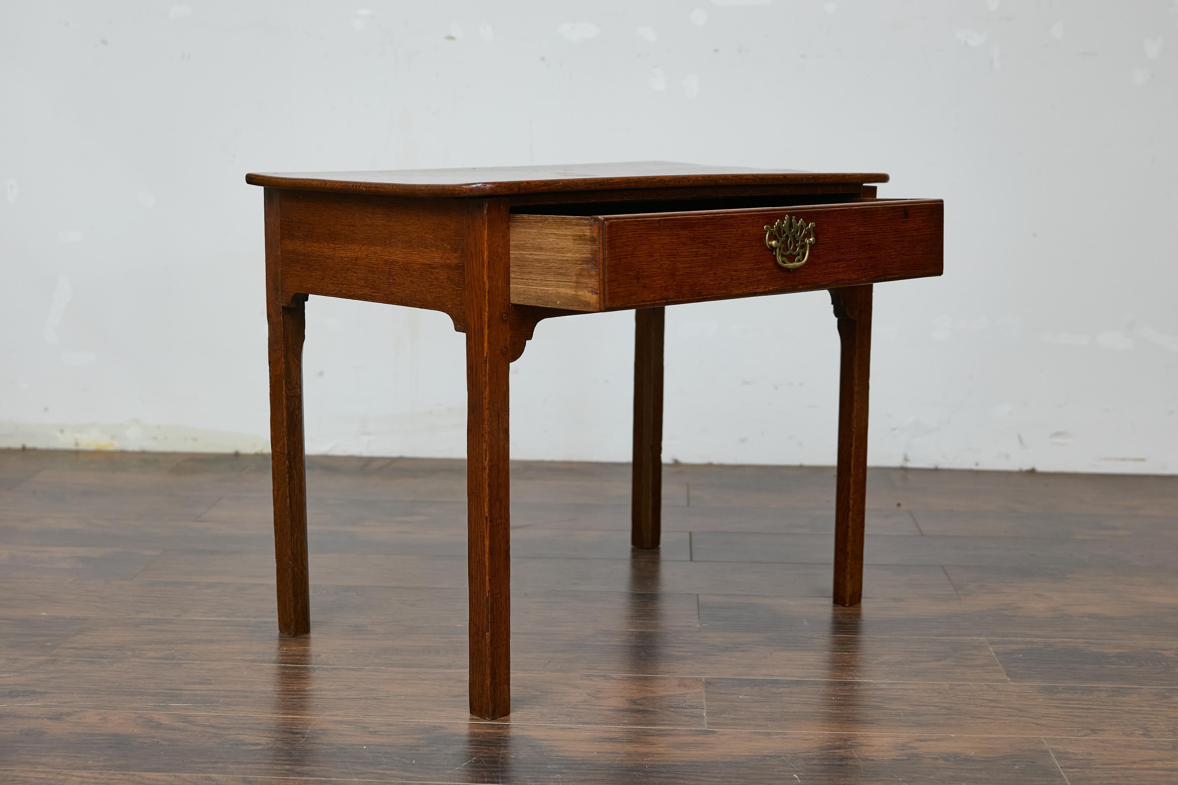 Table d'appoint géorgienne anglaise du 19e siècle avec quincaillerie Chippendale en laiton en vente 8